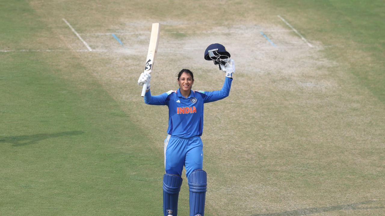 ತಂಡದ ಪರ ಸ್ಫೋಟಕ ಇನ್ನಿಂಗ್ಸ್ ಆಡಿರುವ ಆರಂಭಿಕ ಆಟಗಾರ್ತಿ ಸ್ಮೃತಿ ಮಂಧಾನ ಕೇವಲ 77 ಎಸೆತಗಳಲ್ಲಿ ಅದ್ಭುತ ಶತಕ ಗಳಿಸುವ ಮೂಲಕ ಆಸ್ಟ್ರೇಲಿಯಾದ ಬೌಲರ್‌ಗಳ ಬೆವರಿಳಿಸಿದ್ದಾರೆ. ಆಸ್ಟ್ರೇಲಿಯಾ ವಿರುದ್ಧದ ಮೊದಲ ಪಂದ್ಯದಲ್ಲಿ 58 ರನ್ ಗಳಿಸಿದ್ದ ಸ್ಮೃತಿ ಮಂಧಾನ, ಎರಡನೇ ಪಂದ್ಯದಲ್ಲಿ ಶತಕ ಬಾರಿಸುವಲ್ಲಿ ಯಶಸ್ವಿಯಾಗಿದ್ದಾರೆ. ಮಾತ್ರವಲ್ಲದೆ ಪ್ರತಿಕ್ಷಾ ರಾವಲ್ ಅವರೊಂದಿಗೆ ಮೊದಲ ವಿಕೆಟ್‌ಗೆ ಅರ್ಧಶತಕದ ಜೊತೆಯಾಟವನ್ನು ನಿರ್ಮಿಸಿದ್ದಾರೆ.