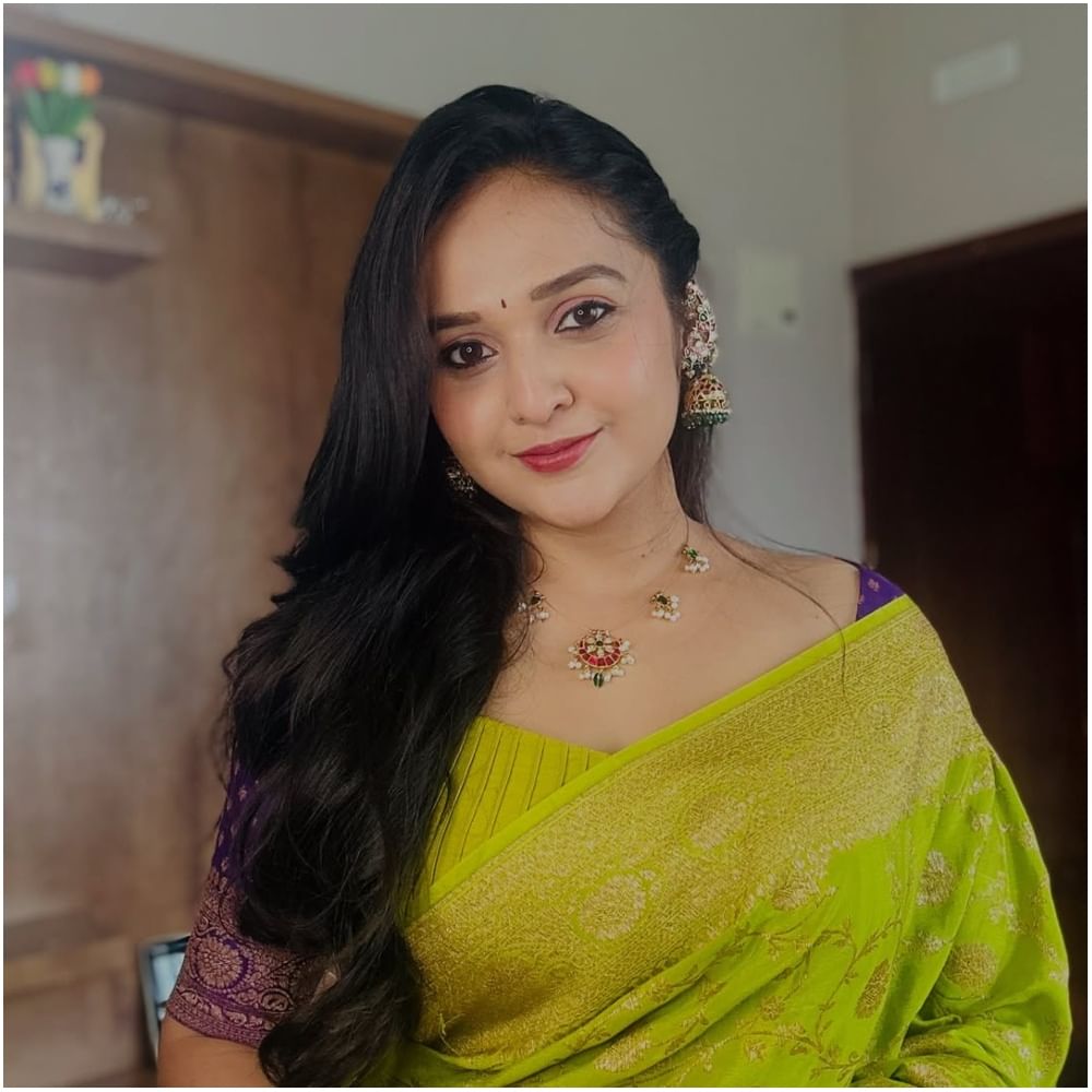 ಸ್ಪಂದನಾ ಸೋಮಣ್ಣ: ಧಾರಾವಾಹಿಗಳಲ್ಲಿ ನಟಿಸಿದ ಸ್ಪಂದನಾ ಸೋಮಣ್ಣ ದೊಡ್ಮನೆಗೆ ಬಂದಿದ್ದಾರೆ. ಅವರು ಸಖತ್ ಗ್ಲಾಮರ್ ಕೂಡ ಹೌದು. ಅವರು ಬಿಗ್ ಬಾಸ್​ ಆಟಕ್ಕೆ ಎಂಟ್ರಿ ಕೊಟ್ಟಿದ್ದಾರೆ.