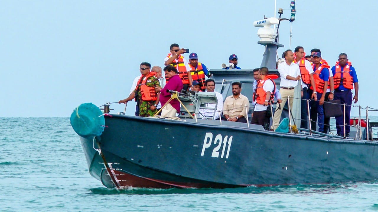 ನಟ-ರಾಜಕಾರಣಿ ವಿಜಯ್ ಅವರು ಭಾರತದ ಗಡಿಯಲ್ಲಿನ ಭೂಪ್ರದೇಶವನ್ನು ಮರಳಿ ಪಡೆಯುವ ಬಗ್ಗೆ ಚರ್ಚೆಯನ್ನು ಮತ್ತೆ ಹುಟ್ಟುಹಾಕಿದ ಕೆಲವೇ ದಿನಗಳ ಬಳಿಕ ಶ್ರೀಲಂಕಾದ ಅಧ್ಯಕ್ಷ ಅನುರ ಕುಮಾರ ದಿಸಾನಾಯಕೆ ವಿವಾದಿತ ಕಚ್ಚತೀವು ದ್ವೀಪಕ್ಕೆ ಅನಿರೀಕ್ಷಿತ ಭೇಟಿ ನೀಡಿದರು.