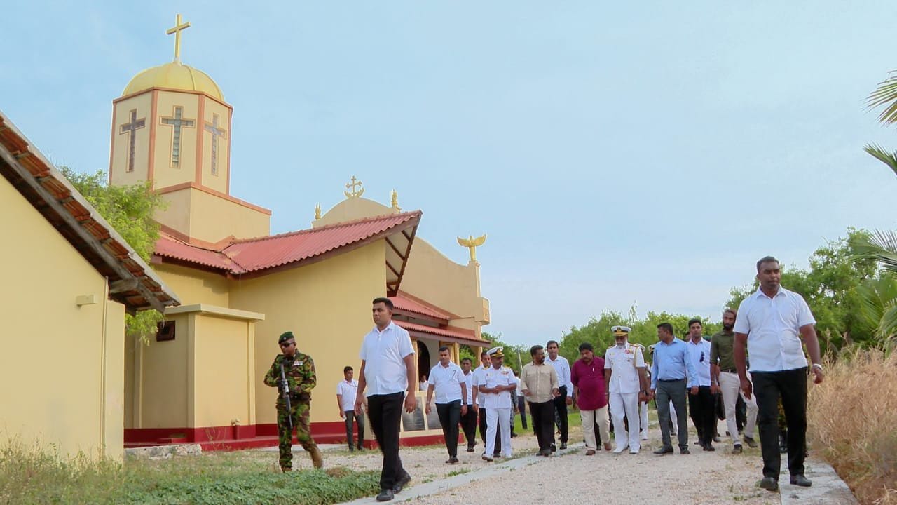 ಆಗಸ್ಟ್ 21ರಂದು ಮಧುರೈನಲ್ಲಿ ನಡೆದ ರ್ಯಾಲಿಯಲ್ಲಿ ಮಾತನಾಡಿದ ನಟ ವಿಜಯ್, ಪ್ರಧಾನಿ ನರೇಂದ್ರ ಮೋದಿಯವರನ್ನು ನೇರವಾಗಿ ಟೀಕಿಸುತ್ತಾ "ನೌಕಾಪಡೆಯ ದಾಳಿಯಿಂದ ಸುಮಾರು 800 ಮೀನುಗಾರರು ಬಳಲುತ್ತಿದ್ದಾರೆ. ನಾನು ನಿಮ್ಮನ್ನು ಹೆಚ್ಚಿನದನ್ನು ಮಾಡಲು ಕೇಳುತ್ತಿಲ್ಲ, ಕೇವಲ ಒಂದು ಸಣ್ಣ ಕೆಲಸವನ್ನು ನೀವು ಮಾಡಬೇಕಿದೆ. ನಮ್ಮ ಮೀನುಗಾರರ ಸುರಕ್ಷತೆಗಾಗಿ ಕಚ್ಚತೀವ್ ಅನ್ನು ಹಿಂಪಡೆಯಿರಿ. ಅಷ್ಟು ಸಾಕು" ಎಂದು ಹೇಳಿದ್ದರು.