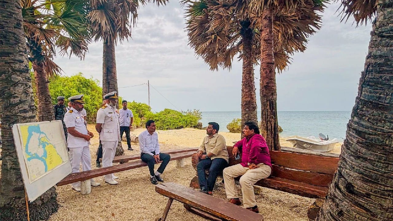 ಈ ವೇಳೆ ಅವರು ನೌಕಾಪಡೆಯ ನೆಲೆಗೆ ಭೇಟಿ ನೀಡಿದರು ಮತ್ತು ಅಲ್ಲಿ ನೆಲೆಸಿರುವ ಅಧಿಕಾರಿಗಳೊಂದಿಗೆ ಮಾತುಕತೆ ನಡೆಸಿದರು.