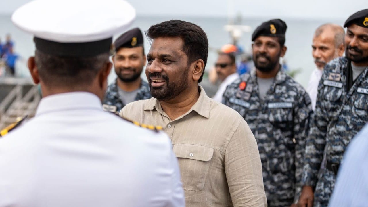 ಮಾಯಿಲಿಡಿ ಮೀನುಗಾರಿಕಾ ಬಂದರಿನ ಕಲ್ಯಾಣ ಕಾರ್ಯಕ್ರಮಗಳನ್ನು ಪ್ರಾರಂಭಿಸಲು ಮತ್ತು ವಿಸ್ತರಣೆಯನ್ನು ಪರಿಶೀಲಿಸಲು ಜಾಫ್ನಾಗೆ ತೆರಳಿದ್ದ ಶ್ರೀಲಂಕಾ ಅಧ್ಯಕ್ಷ ದಿಸಾನಾಯಕೆ, ಹಿರಿಯ ರಕ್ಷಣಾ ಅಧಿಕಾರಿಗಳೊಂದಿಗೆ ನೌಕಾಪಡೆಯ ಸ್ಪೀಡ್ಬೋಟ್ನಲ್ಲಿ ಕಚ್ಚತೀವು ದ್ವೀಪಕ್ಕೆ ಪ್ರಯಾಣಿಸಿದರು.