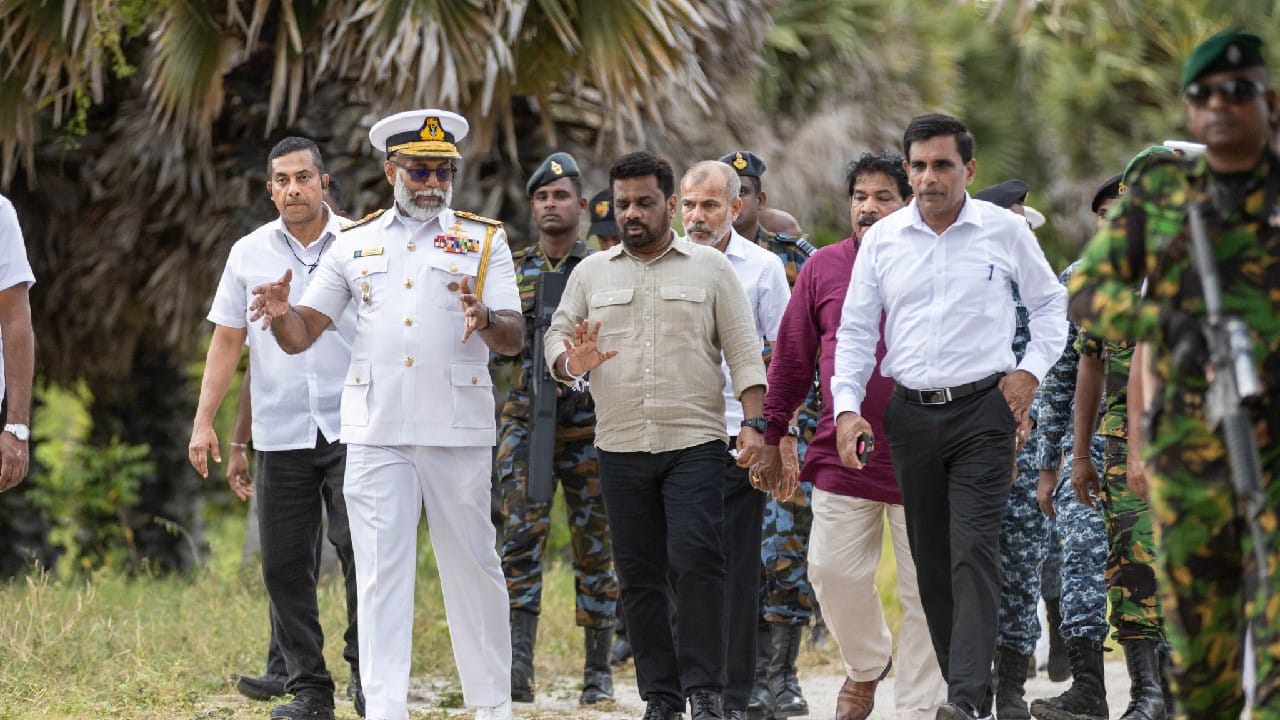 ಭಾರತೀಯ ಮೀನುಗಾರರಿಗೆ ಮೀನುಗಾರಿಕೆಗೆ ದೊಡ್ಡ ಪ್ರದೇಶವನ್ನು ಪಡೆಯಲು ಸಹಾಯ ಮಾಡಲು ದ್ವೀಪವನ್ನು ಹಿಂಪಡೆಯಲು ತಮಿಳುನಾಡಿನಿಂದ ಹೆಚ್ಚುತ್ತಿರುವ ಬೇಡಿಕೆಗಳಿಗೆ ಪ್ರತಿಕ್ರಿಯಿಸಿದ ಅಧ್ಯಕ್ಷ ದಿಸಾನಾಯಕ, ಶ್ರೀಲಂಕಾದ ಸಮುದ್ರಗಳು, ದ್ವೀಪಗಳು ಮತ್ತು ಭೂಪ್ರದೇಶವನ್ನು ರಕ್ಷಿಸಲು ತಾನು ಬದ್ಧನಾಗಿದ್ದೇನೆ ಎಂದು ಹೇಳಿದರು. ಇದು ಕಚ್ಚತೀವ್ ಅನ್ನು ಉಳಿಸಿಕೊಳ್ಳುವ ಬಗ್ಗೆ ಕೊಲಂಬೊದ ದೃಢ ನಿಲುವನ್ನು ಸೂಚಿಸುತ್ತದೆ.