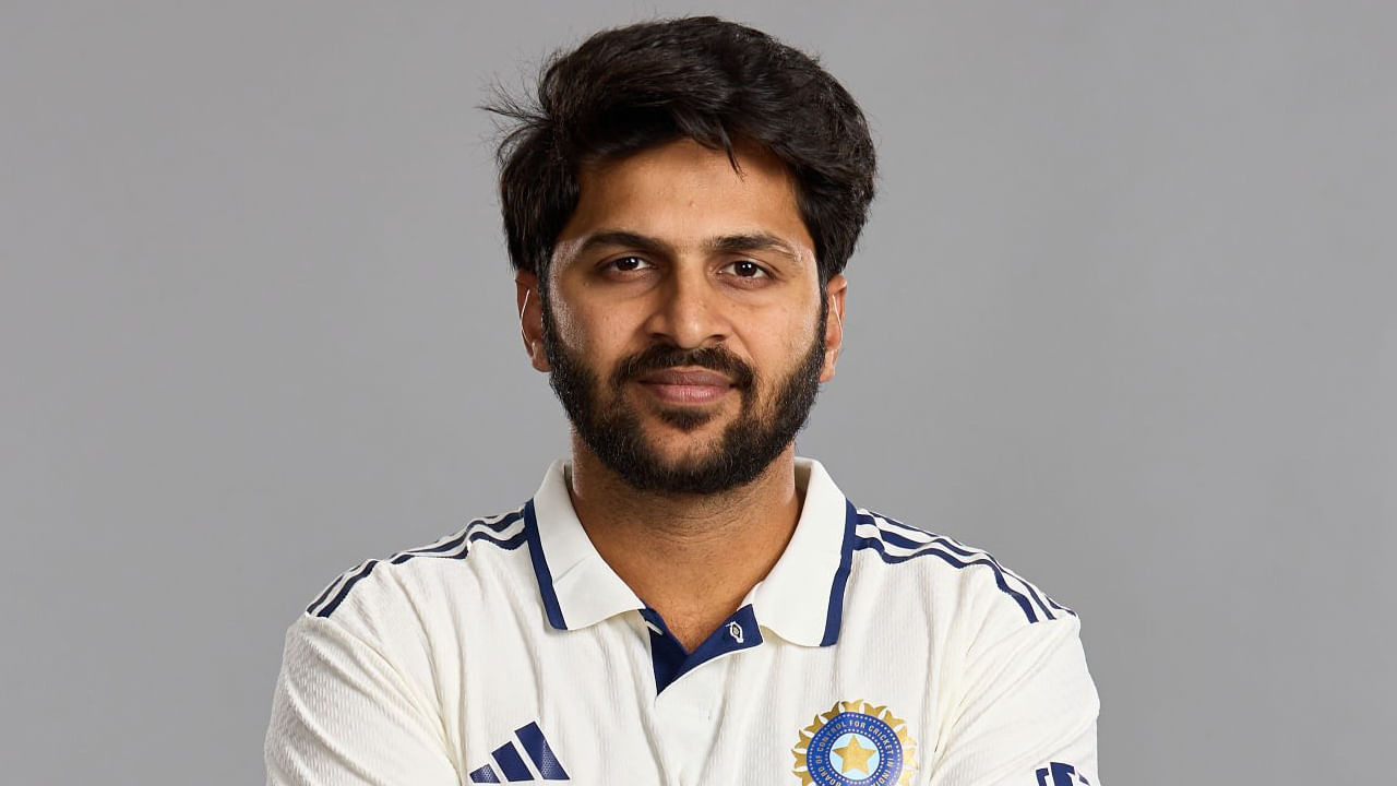 ಶಾರ್ದೂಲ್ ಠಾಕೂರ್: ಇಂಗ್ಲೆಂಡ್ ವಿರುದ್ಧದ ಸರಣಿಯಲ್ಲಿ ಟೀಮ್ ಇಂಡಿಯಾ ಪರ ಶಾರ್ದೂಲ್ ಠಾಕೂರ್ ಆಲ್ರೌಂಡರ್ ಆಗಿ ಕಣಕ್ಕಿಳಿದಿದ್ದರು. ಇದಾಗ್ಯೂ ನಿರೀಕ್ಷಿತ ಪ್ರದರ್ಶನ ನೀಡುವಲ್ಲಿ ವಿಫಲರಾಗಿದ್ದರು. ಹೀಗಾಗಿ ವೆಸ್ಟ್ ಇಂಡೀಸ್ ವಿರುದ್ಧದ ಸರಣಿಯಿಂದ ಶಾರ್ದೂಲ್ ಅವರನ್ನು ಹೊರಗಿಡಲಾಗಿದೆ.