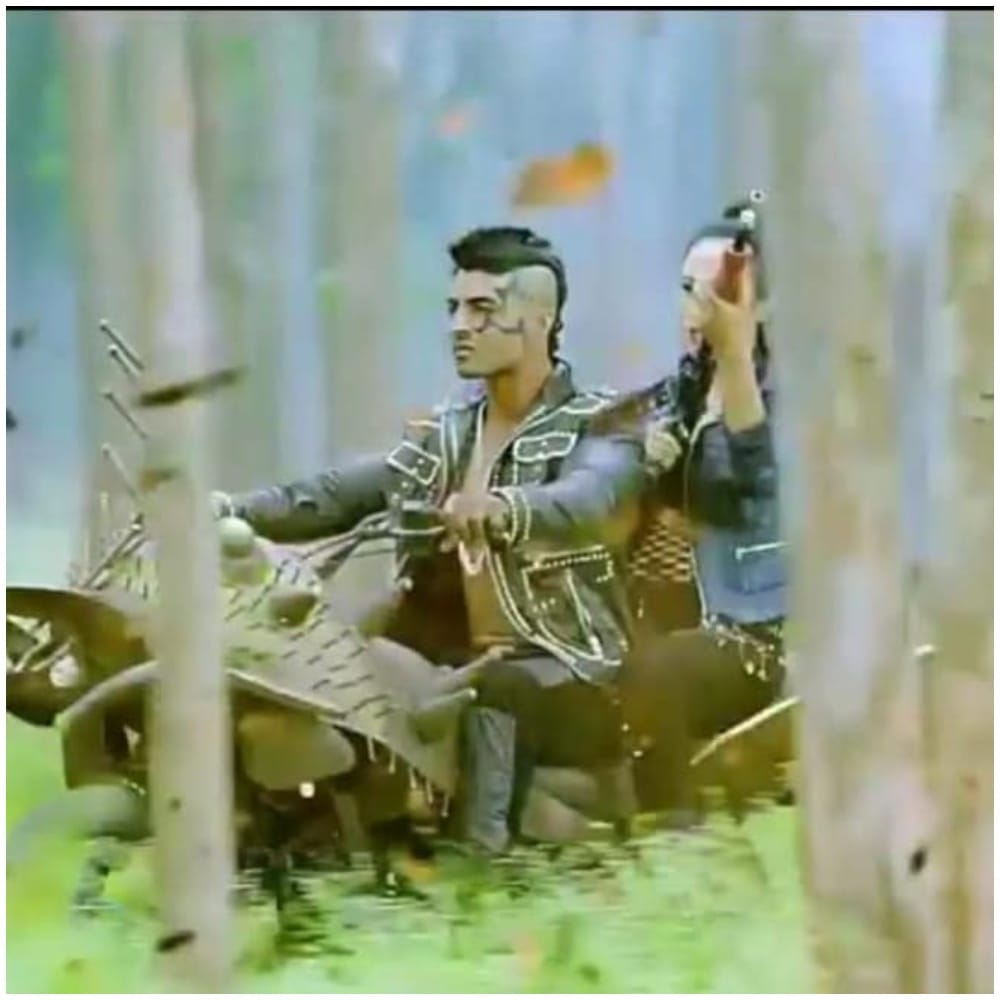 ಸುರೇಶ್ ಕುಮಾರ್ ಅವರು ನಂತರ ಮಾಡೆಲಿಂಗ್ ಕಡೆ ಹೊರಳಿದರು. ಈ ವೇಳೆ ಕೆಲವು ಜಾಹೀರಾತುಗಳಲ್ಲಿ ಕಾಣಿಸಿಕೊಂಡರು. ಬಹುಭಾಷಾ ನಟಿ ಪ್ರಿಯಾಮಣಿ, ಕನ್ನಡದ ನಟಿ ಪ್ರೇಮಾ ಸೇರಿದಂತೆ ಅನೇಕರ ಜೊತೆ ಸುರೇಶ್ ಕುಮಾರ್ ಜಾಹೀರಾತುಗಳಲ್ಲಿ ಕಾಣಿಸಿಕೊಂಡರು.