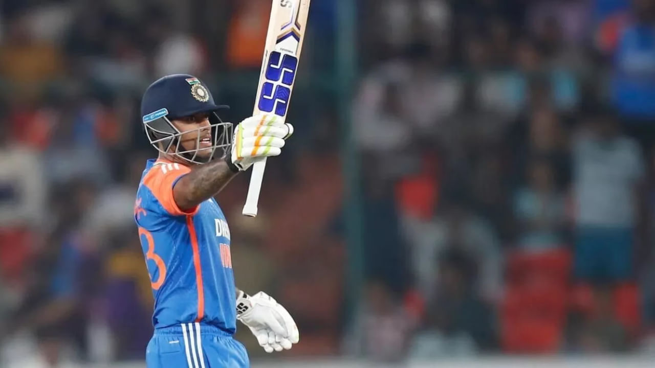 ಪಾಕಿಸ್ತಾನ ವಿರುದ್ಧದ ಏಷ್ಯಾಕಪ್ ಫೈನಲ್ ಪಂದ್ಯದಲ್ಲಿ ಸೂರ್ಯಕುಮಾರ್ ಯಾದವ್ ತಮ್ಮ ಖಾತೆ ತೆರೆದ ತಕ್ಷಣ ವಿಶೇಷ ಶತಕ ಪೂರೈಸಲಿದ್ದಾರೆ . ಅಂದರೆ ಸೂರ್ಯಕುಮಾರ್ ಯಾದವ್ ಈ ವರ್ಷ ಟಿ20 ಅಂತರರಾಷ್ಟ್ರೀಯ ಪಂದ್ಯಗಳಲ್ಲಿ ಆಡಿದ 10 ಇನ್ನಿಂಗ್ಸ್ಗಳಲ್ಲಿ 12.37 ರ ಸರಾಸರಿಯಲ್ಲಿ ಕೇವಲ 99 ರನ್ ಗಳಿಸಿದ್ದಾರೆ. ಈಗ ಅವರು ಪಾಕಿಸ್ತಾನ ವಿರುದ್ಧ 1 ರನ್ ಬಾರಿಸಿದರೆ, ಈ ವರ್ಷ ಟಿ20 ಅಂತರರಾಷ್ಟ್ರೀಯ ಪಂದ್ಯಗಳಲ್ಲಿ 100 ರನ್ಗಳನ್ನು ಪೂರ್ಣಗೊಳಿಸುತ್ತಾರೆ.