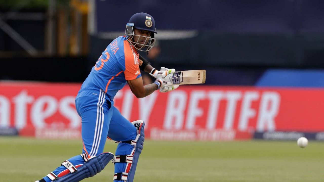 ಅದು ಮಾತ್ರವಲ್ಲದೆ ಟೀಂ ಇಂಡಿಯಾ ಪ್ರಸ್ತುತ ಏಷ್ಯಾಕಪ್ನ ಹಾಲಿ ಚಾಂಪಿಯನ್ ಆಗಿದೆ. 2023 ರಲ್ಲಿ, ರೋಹಿತ್ ಶರ್ಮಾ ನಾಯಕತ್ವದಲ್ಲಿ ಭಾರತ ಏಷ್ಯಾಕಪ್ ಗೆದ್ದಿತು. ಒಂದು ವೇಳೆ ಪಾಕಿಸ್ತಾನ ಆ ಪ್ರಶಸ್ತಿಯನ್ನು ಗೆದ್ದುಕೊಂಡರೆ, ಸೂರ್ಯಕುಮಾರ್ ಯಾದವ್ ಮತ್ತಷ್ಟು ಮುಜುಗರವನ್ನು ಎದುರಿಸಬೇಕಾಗುತ್ತದೆ. ಅಂತಹ ಪರಿಸ್ಥಿತಿಯಲ್ಲಿ, ಅವರು ತಮ್ಮ ಬ್ಯಾಟಿಂಗ್ ಪ್ರತಿಭೆಯನ್ನು ಪ್ರದರ್ಶಿಸಿ ಪ್ರಶಸ್ತಿಯನ್ನು ಉಳಿಸಿಕೊಂಡರೆ ಒಂದೇ ಕಲ್ಲಿನಲ್ಲಿ ಎರಡು ಹಕ್ಕಿಗಳನ್ನು ಹೊಡೆದಂತ್ತಾಗುತ್ತದೆ.