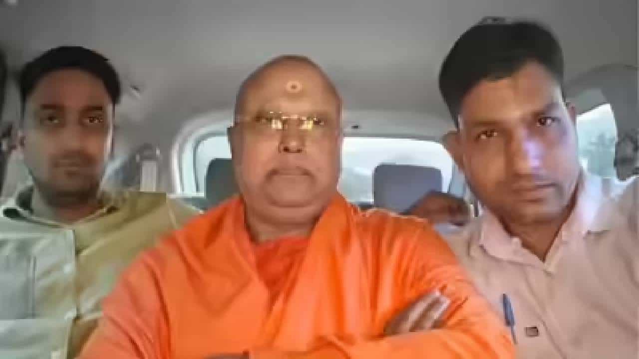 ಶಾರದಾ ಪೀಠದಲ್ಲಿ ವಿದ್ಯಾರ್ಥಿನಿಯರಿಗೆ ಹಿಂಸೆ ಕೊಡಲೆಂದೇ ಇದ್ದ ಕೊಠಡಿಗೆ ಸ್ವಾಮಿಯನ್ನು ಕರೆದೊಯ್ದ ಪೊಲೀಸರು