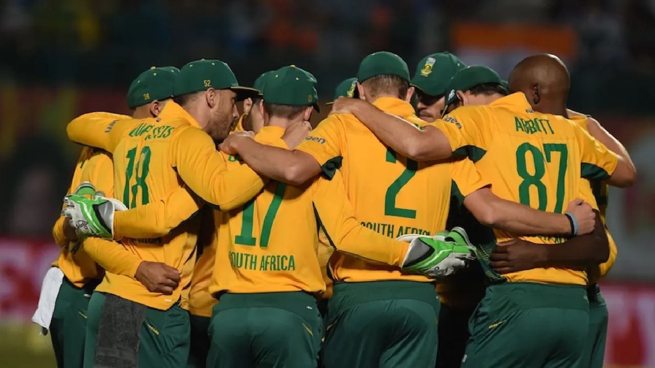 ಸೌತ್ ಆಫ್ರಿಕಾ ಟಿ20 ತಂಡ: ಡೇವಿಡ್ ಮಿಲ್ಲರ್ (ನಾಯಕ), ಕಾರ್ಬಿನ್ ಬಾಷ್, ಡೆವಾಲ್ಡ್ ಬ್ರೆವಿಸ್, ನಾಂಡ್ರೆ ಬರ್ಗರ್, ಜೆರಾಲ್ಡ್ ಕೊಯೆಟ್ಝಿ, ಕ್ವಿಂಟನ್ ಡಿ ಕಾಕ್, ಡೊನೊವನ್ ಫೆರೀರಾ, ರೀಝ ಹೆಂಡ್ರಿಕ್ಸ್, ಜಾರ್ಜ್ ಲಿಂಡೆ, ಕ್ವೆನಾ ಮಫಕಾ, ಲುಂಗಿ ಎನ್‌ಗಿಡಿ, ನ್ಕಾಬಾ ಪೀಟರ್, ಲುವಾನ್-ಡ್ರೆ ಪ್ರಿಟೋರಿಯಸ್, ಆಂಡಿಲೇಡ್ ಸಿಮ್ಲೇನಿಯಸ್, ಲಿಝಾಡ್ ವಿಲಿಯಮ್ಸ್.