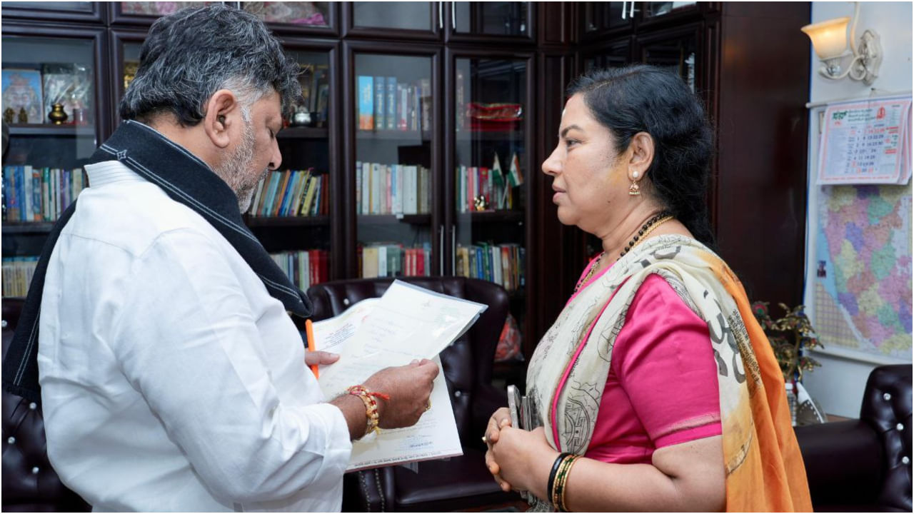 ಕೈ ಬರಹದಿಂದ ಬರೆದಿರುವ ಮನವಿ ಪತ್ರವನ್ನು ಡಿಕೆ ಶಿವಕುಮಾರ್ ಅವರಿಗೆ ತಾರಾ ನೀಡಿದ್ದಾರೆ. ಆ ಮೂಲಕ ಸರ್ಕಾರಕ್ಕೆ ಅವರು ಮನವಿ ಸಲ್ಲಿಸಿದ್ದಾರೆ. ಇದರಿಂದ ಅಂಬರೀಷ್ ಅವರ ಅಭಿಮಾನಿಗಳಿಗೆ ಖುಷಿ ಆಗಿದೆ.