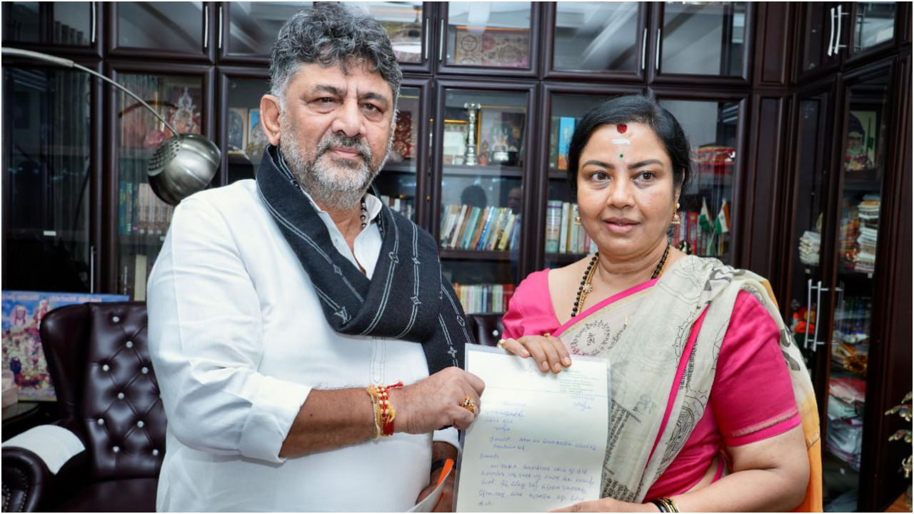 ನಟಿ ತಾರಾ ಅನುರಾಧಾ ಅವರು ಉಪ ಮುಖ್ಯಮಂತ್ರಿ ಡಿಕೆ ಶಿವಕುಮಾರ್ ಅವರ ನಿವಾಸಕ್ಕೆ ತೆರಳಿ ಮನವಿ ನೀಡಿದ್ದಾರೆ. ನಟ ಅಂಬರೀಷ್ ಅವರಿಗೆ ‘ಕರ್ನಾಟಕ ರತ್ನ’ ಪ್ರಶಸ್ತಿ ನೀಡುವಂತೆ ತಾರಾ ಅವರು ಕೋರಿದ್ದಾರೆ.