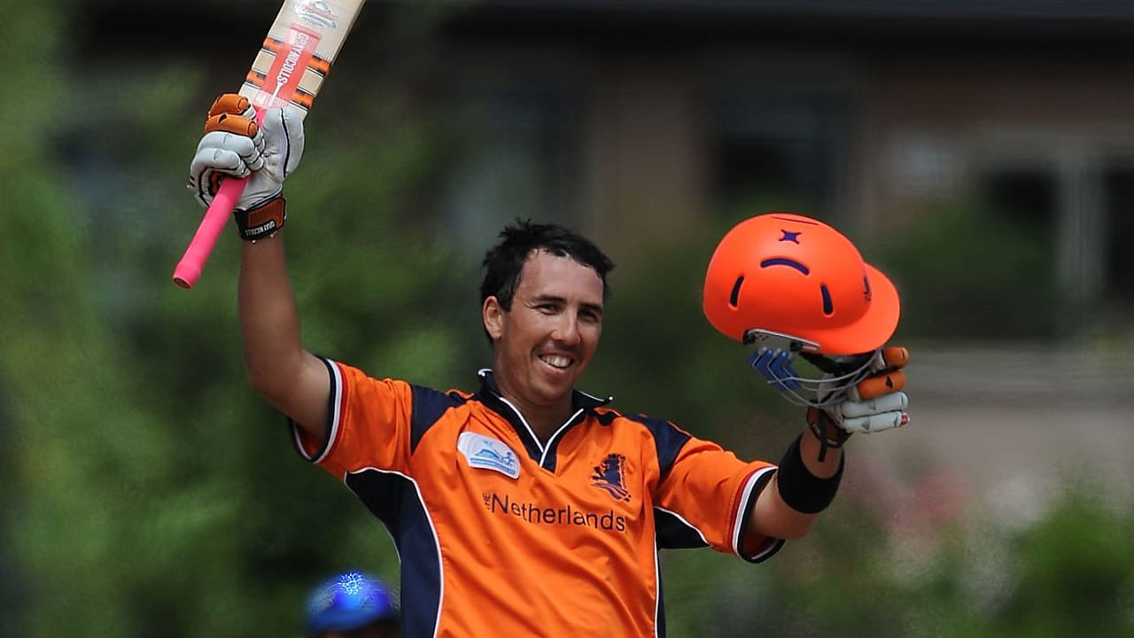 ಇದಕ್ಕೂ ಮುನ್ನ ಏಕದಿನ ಕ್ರಿಕೆಟ್​ನ ಮೊದಲ 5 ಇನಿಂಗ್ಸ್​ಗಳಲ್ಲಿ ಅತೀ ಹೆಚ್ಚು ರನ್​ಗಳಿಸಿದ ವಿಶ್ವ ದಾಖಲೆ ನೆದರ್​ಲೆಂಡ್ಸ್​ನ ಟಾಮ್ ಕೂಪರ್ ಹೆಸರಿನಲ್ಲಿತ್ತು. 2010 ರಲ್ಲಿ ಏಕದಿನ ಕ್ರಿಕೆಟ್​ಗೆ ಪಾದಾರ್ಪಣೆ ಮಾಡಿದ್ದ ಕೂಪರ್ ಮೊದಲ ಐದು ಇನಿಂಗ್ಸ್​ಗಳ ಮೂಲಕ ಕಲೆಹಾಕಿದ್ದು ಬರೋಬ್ಬರಿ 374 ರನ್​​ಗಳು.