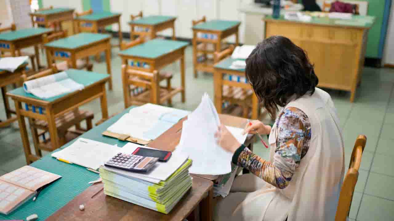 Teachers’ Day 2025: ಶಿಕ್ಷಕರೇ... ಒತ್ತಡ ಹೆಚ್ಚಾಗಿ ವೃತ್ತಿ ಜೀವನ ದುಸ್ತರವಾಗಿದ್ಯಾ? ಹಾಗಿದ್ರೆ ಈ ಸಿಂಪಲ್ ಟಿಪ್ಸ್ ಫಾಲೋ ಮಾಡಿ