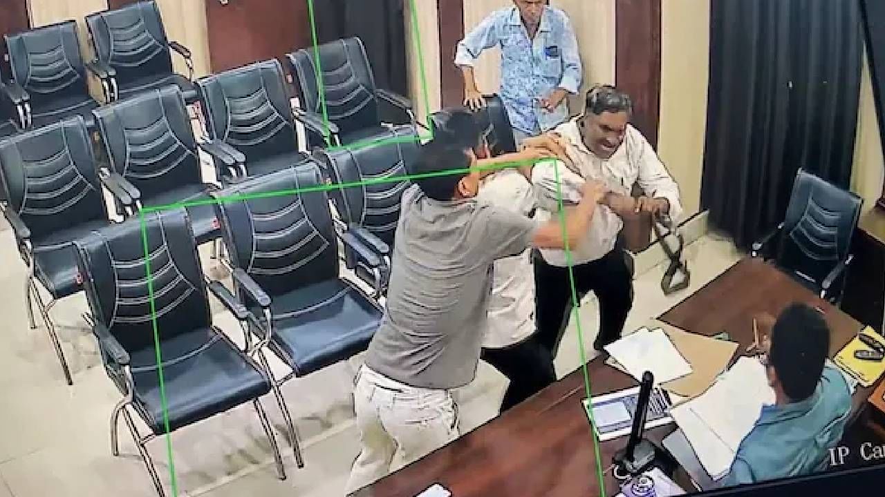 Video: ಶಿಕ್ಷಣಾಧಿಕಾರಿಗೆ ಬೆಲ್ಟ್​​ನಿಂದ ಹೊಡೆದ ಶಾಲಾ ಮುಖ್ಯ ಶಿಕ್ಷಕ