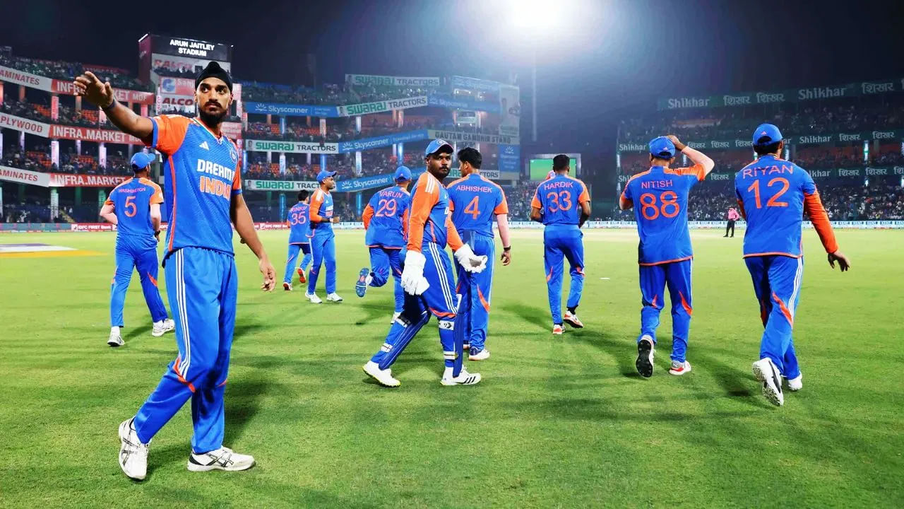 ಟಿ20 ಕ್ರಿಕೆಟ್ ಇತಿಹಾಸದಲ್ಲೇ ಟೀಮ್ ಇಂಡಿಯಾ (Team India) ಹೊಸ ದಾಖಲೆ ಬರೆದಿದೆ. ಅದು ಸಹ ಕ್ಯಾಚ್ ಕೈ ಚೆಲ್ಲುವ ಮೂಲಕ..! ಅಂದರೆ ಟಿ20 ಅಂತಾರಾಷ್ಟ್ರೀಯ ಪಂದ್ಯದಲ್ಲಿ ಒಬ್ಬ ಬ್ಯಾಟರ್ಗೆ ಅತ್ಯಧಿಕ ಬಾರಿ ಜೀವದಾನ ನೀಡಿದ ಅಪಕೀರ್ತಿ ಭಾರತ ತಂಡದ ಪಾಲಾಗಿದೆ.