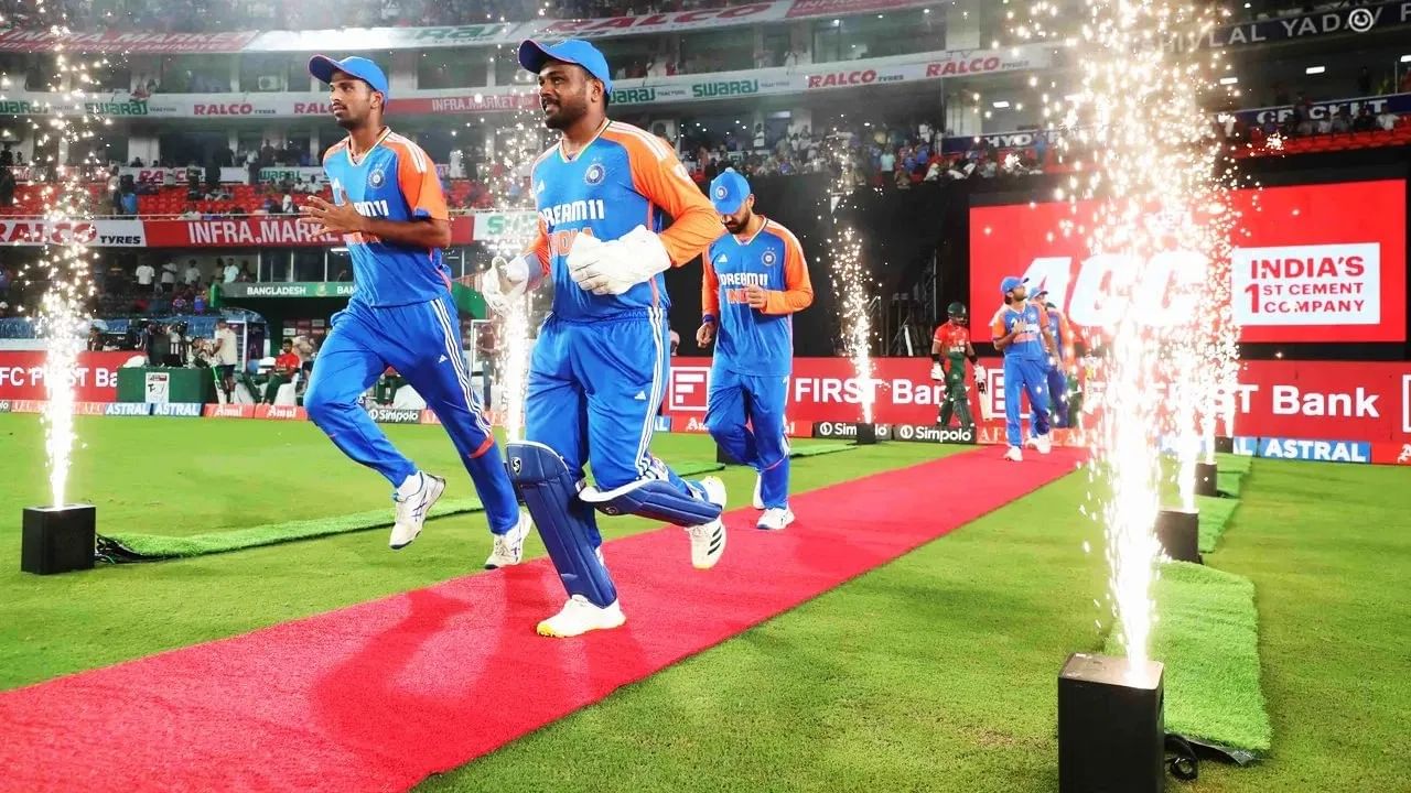 ಏಷ್ಯಾಕಪ್ ಟೂರ್ನಿಯಲ್ಲಿ ಭಾರತ ತಂಡವು ಹೊಸ ಇತಿಹಾಸ ನಿರ್ಮಿಸಿದೆ. ಅದು ಕೂಡ ಈ ಬಾರಿಯ ಟೂರ್ನಿಯಲ್ಲಿ ಸತತ 7 ಪಂದ್ಯಗಳನ್ನು ಗೆಲ್ಲುವ ಮೂಲಕ. ಅಂದರೆ ಟೀಮ್ ಇಂಡಿಯಾ ಈ ಬಾರಿ ಒಂದೇ ಒಂದು ಪಂದ್ಯ ಸೋಲದೇ ಏಷ್ಯಾಕಪ್ ಅನ್ನು ಮುಡಿಗೇರಿಸಿಕೊಂಡಿದೆ.