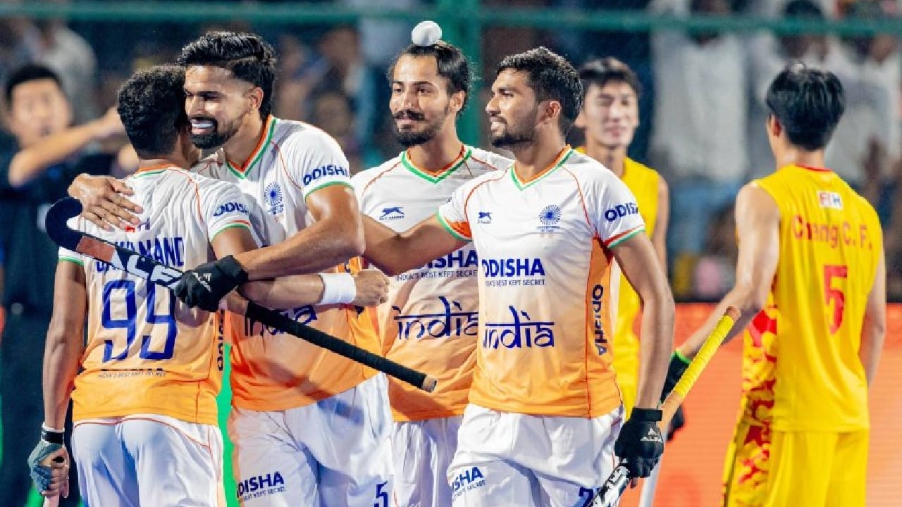 ಗೋಲುಗಳ ಸುರಿಮಳೆ... ಚೀನಾವನ್ನು ಮಕಾಡೆ ಮಲಗಿಸಿ ಫೈನಲ್ಗೆ ಎಂಟ್ರಿ ಕೊಟ್ಟ ಭಾರತ ಗೋಲುಗಳ ಸುರಿಮಳೆ... ಚೀನಾವನ್ನು ಮಕಾಡೆ ಮಲಗಿಸಿ ಫೈನಲ್ಗೆ ಎಂಟ್ರಿ ಕೊಟ್ಟ ಭಾರತ