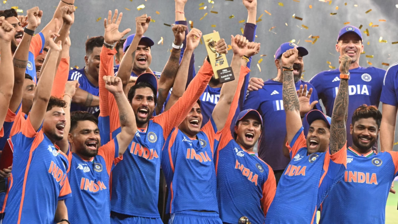 ಏಷ್ಯಾಕಪ್ ಟೂರ್ನಿಗೆ 17ನೇ ಆವೃತ್ತಿಗೆ ತೆರೆಬಿದ್ದಿದೆ. ಈ ಬಾರಿ ನಡೆದ ಫೈನಲ್ ಪಂದ್ಯದಲ್ಲಿ ಪಾಕಿಸ್ತಾನ್ ತಂಡವನ್ನು ಬಗ್ಗು ಬಡಿದು ಭಾರತ ತಂಡ ಚಾಂಪಿಯನ್ ಪಟ್ಟ ಅಲಂಕರಿಸಿದೆ. ಈ ಚಾಂಪಿಯನ್ ಪಟ್ಟದೊಂದಿಗೆ ಟೀಮ್ ಇಂಡಿಯಾ ಪ್ರಶಸ್ತಿ ಮೊತ್ತವಾಗಿ 2.6 ಕೋಟಿ ರೂ. ಪಡೆದುಕೊಂಡಿದೆ. ಇನ್ನು ರನ್ನರ್ ಅಪ್ ಪಾಕ್ ತಂಡಕ್ಕೆ ಸಿಕ್ಕಿರುವುದು 1.3 ಕೋಟಿ ರೂ.