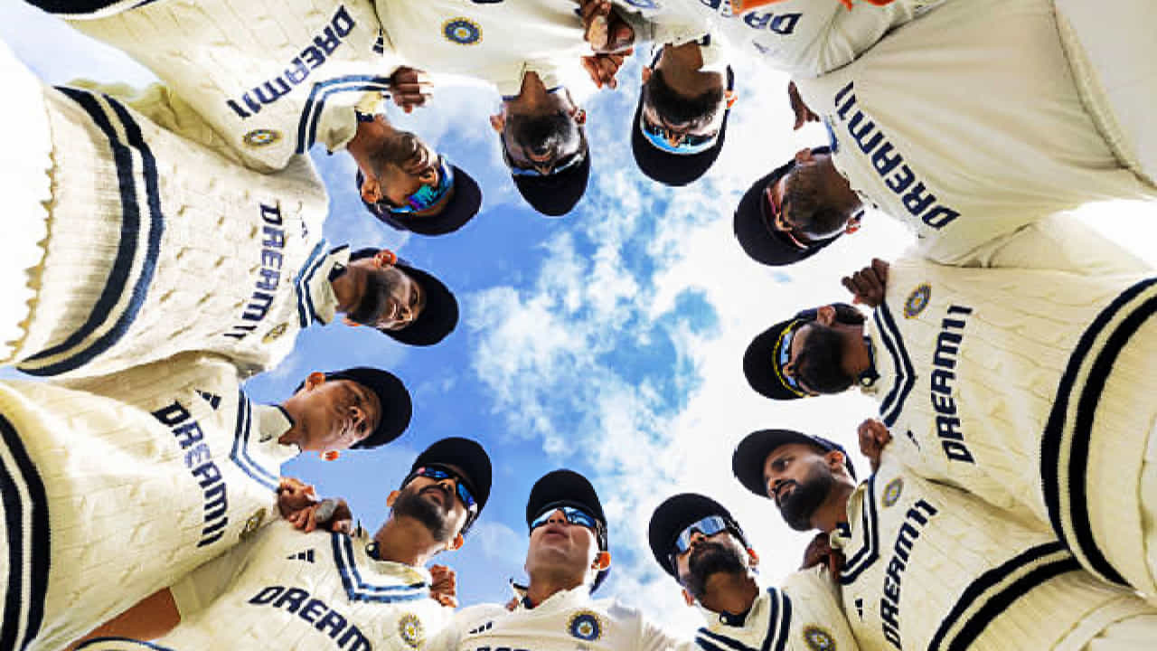ಭಾರತ ಮತ್ತು ವೆಸ್ಟ್ ಇಂಡೀಸ್ (India vs West Indies) ನಡುವಣ ಟೆಸ್ಟ್ ಸರಣಿಯು ಅಕ್ಟೋಬರ್ 2 ರಿಂದ ಶುರುವಾಗಲಿದೆ. ಅಹಮದಾಬಾದ್ ಹಾಗೂ ದೆಹಲಿಯಲ್ಲಿ ನಡೆಯಲಿರುವ ಈ ಸರಣಿಗಾಗಿ 15 ಸದಸ್ಯರುಗಳ ತಂಡವನ್ನು ಪ್ರಕಟಿಸಲಾಗುತ್ತದೆ. ಈ ತಂಡದಲ್ಲಿ ಇಬ್ಬರು ಪ್ರಮುಖ ಆಟಗಾರರು ಕಾಣಿಸಿಕೊಳ್ಳುವುದಿಲ್ಲ ಎಂದು ವರದಿಯಾಗಿದೆ.