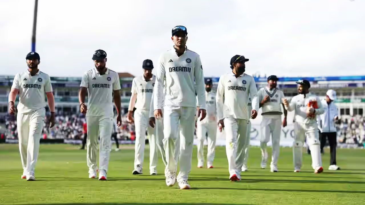 ಭಾರತ ಟೆಸ್ಟ್ ತಂಡ: ಶುಭ್​​ಮನ್ ಗಿಲ್ (ನಾಯಕ), ಯಶಸ್ವಿ ಜೈಸ್ವಾಲ್, ಕೆಎಲ್ ರಾಹುಲ್, ಸಾಯಿ ಸುದರ್ಶನ್, ದೇವದತ್ ಪಡಿಕ್ಕಲ್, ಧ್ರುವ್ ಜುರೆಲ್ (ವಿಕೆಟ್ ಕೀಪರ್), ರವೀಂದ್ರ ಜಡೇಜಾ, ವಾಷಿಂಗ್ಟನ್ ಸುಂದರ್, ಅಕ್ಷರ್ ಪಟೇಲ್, ಜಸ್​ಪ್ರೀತ್ ಬುಮ್ರಾ, ಕುಲ್ದೀಪ್ ಯಾದವ್, ಮೊಹಮ್ಮದ್ ಸಿರಾಜ್, ಪ್ರಸಿದ್ಧ್ ಕೃಷ್ಣ, ನಿತೀಶ್ ಕುಮಾರ್ ರೆಡ್ಡಿ, ಎನ್ ಜಗದೀಸನ್ (ವಿಕೆಟ್ ಕೀಪರ್).