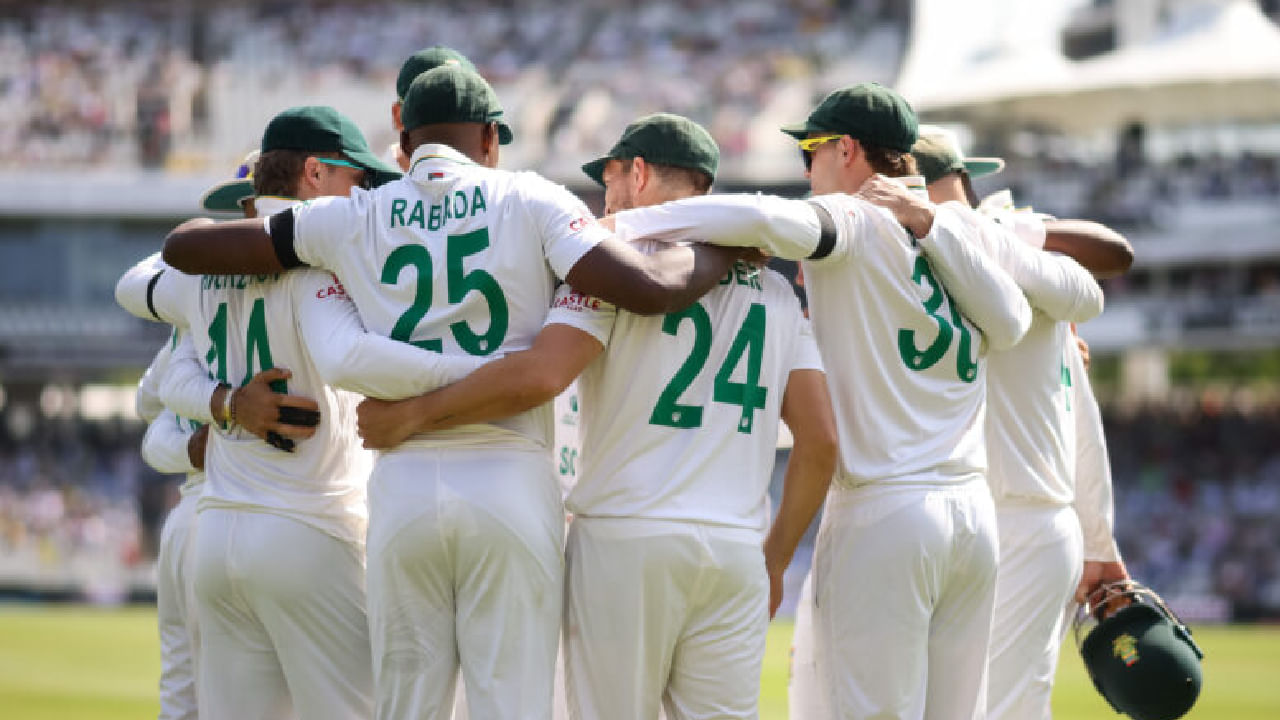 ಸೌತ್ ಆಫ್ರಿಕಾ ಟೆಸ್ಟ್ ತಂಡ: ಐಡೆನ್ ಮಾರ್ಕ್ರಾಮ್ (ನಾಯಕ), ಡೇವಿಡ್ ಬೆಡಿಂಗ್ಹ್ಯಾಮ್, ಕಾರ್ಬಿನ್ ಬಾಷ್, ಡೆವಾಲ್ಡ್ ಬ್ರೆವಿಸ್, ಟೋನಿ ಡಿ ಝೋರ್ಝಿ, ಜುಬೇರ್ ಹಮ್ಝ, ಸೈಮನ್ ಹಾರ್ಮರ್, ಮಾರ್ಕೊ ಯಾನ್ಸೆನ್, ಕೇಶವ್ ಮಹಾರಾಜ್ (ಎರಡನೇ ಟೆಸ್ಟ್​ಗೆ ಮಾತ್ರ), ವಿಯಾನ್ ಮುಲ್ಡರ್, ಸೆನುರಾನ್ ಮುತ್ತುಸಾಮಿ, ಕಗಿಸೊ ರಬಾಡ, ರಿಯಾನ್ ರಿಕೆಲ್ಬ್ರೆನ್, ಟ್ರಿಸ್ಟಾನ್ ಸ್ಟಬ್ಸ್, ಪ್ರೆನೆಲನ್ ಸುಬ್ರಾಯನ್, ಕೈಲ್ ವೆರೆನ್ನೆ.