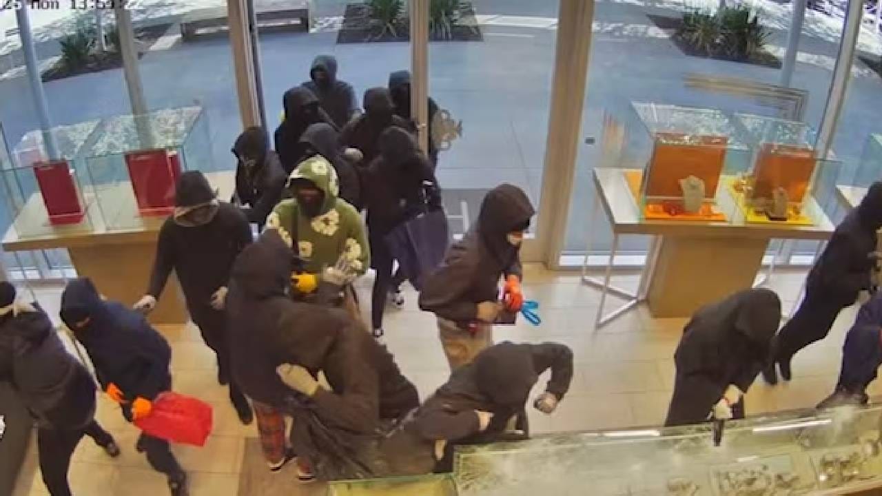 Video: 25 ಕಳ್ಳರಿಂದ ಆಭರಣದಂಗಡಿ ದರೋಡೆ, ಗ್ರಾಹಕರಾ, ಕಳ್ಳರಾ ನೋಡುವಷ್ಟರಲ್ಲಿ ಆಭರಣಗಳು ಮಂಗಮಾಯ Video: 25 ಕಳ್ಳರಿಂದ ಆಭರಣದಂಗಡಿ ದರೋಡೆ, ಗ್ರಾಹಕರಾ, ಕಳ್ಳರಾ ನೋಡುವಷ್ಟರಲ್ಲಿ ಆಭರಣಗಳು ಮಂಗಮಾಯ