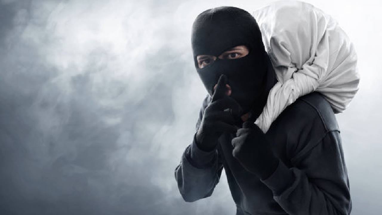 ರಾತ್ರಿ ಮನೆ ಬಾಗಿಲನ್ನು ಭದ್ರವಾಗಿ ಹಾಕಿ ಮಲಗಿ, ಅಪರಿಚಿತರು ಬಂದ್ರೆ ಬಾಗಿಲು ತೆರೀಬೇಡಿ ರಾತ್ರಿ ಮನೆ ಬಾಗಿಲನ್ನು ಭದ್ರವಾಗಿ ಹಾಕಿ ಮಲಗಿ, ಅಪರಿಚಿತರು ಬಂದ್ರೆ ಬಾಗಿಲು ತೆರೀಬೇಡಿ