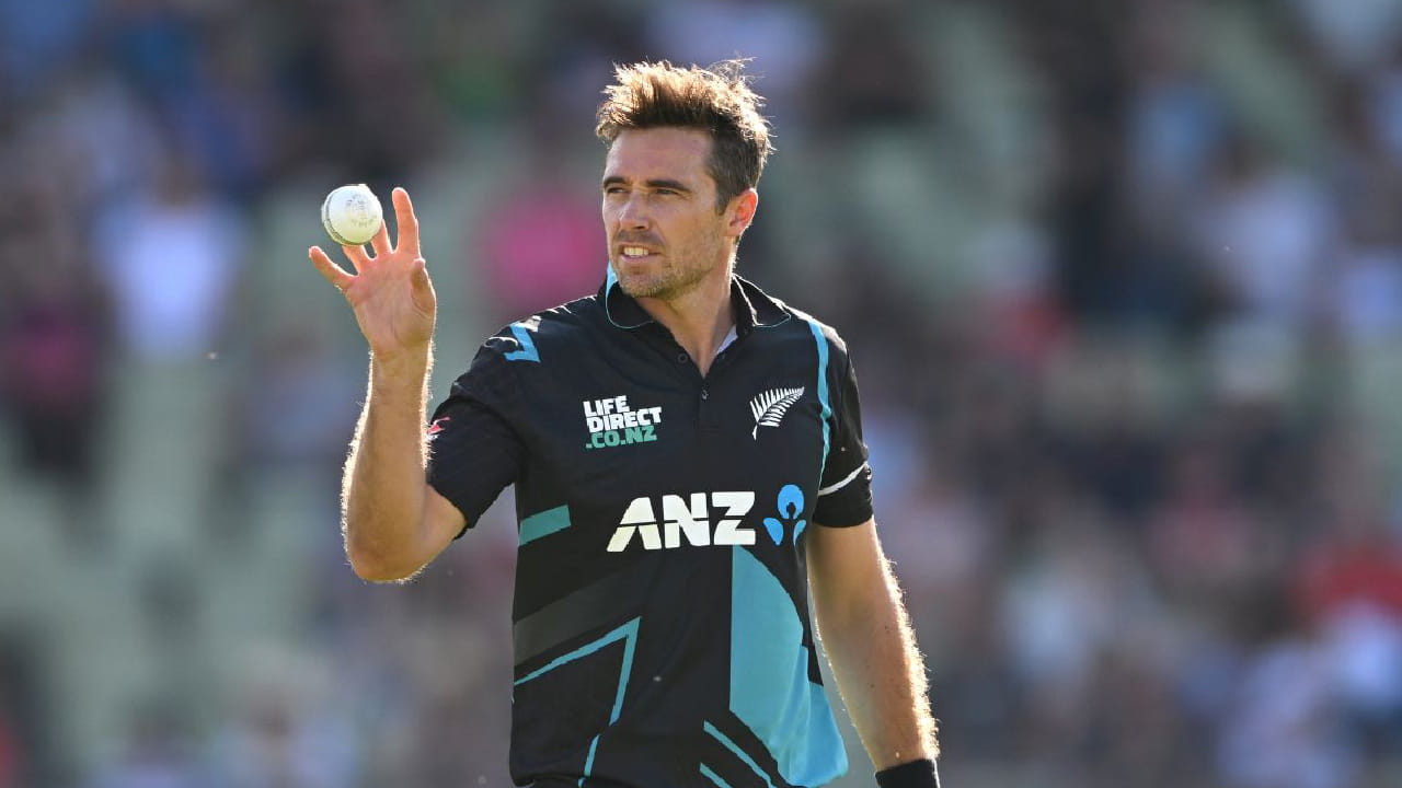 ನ್ಯೂಝಿಲೆಂಡ್ ವೇಗಿ ಟಿಮ್ ಸೌಥಿ 123 ಇನಿಂಗ್ಸ್ಗಳಲ್ಲಿ 458.5 ಓವರ್ಗಳನ್ನು ಎಸೆದಿದ್ದಾರೆ. ಈ ವೇಳೆ ಎಸೆದ 2753 ಎಸೆತಗಳಲ್ಲಿ 164 ವಿಕೆಟ್ ಕಬಳಿಸಿದ್ದರು. ಈ ಮೂಲಕ ಟಿ20 ಅಂತಾರಾಷ್ಟ್ರೀಯ ಕ್ರಿಕೆಟ್ನಲ್ಲಿ ಅತೀ ಹೆಚ್ಚು ವಿಕೆಟ್ ಪಡೆದ ಬೌಲರ್ ಎಂಬ ದಾಖಲೆ ನಿರ್ಮಿಸಿದ್ದರು.