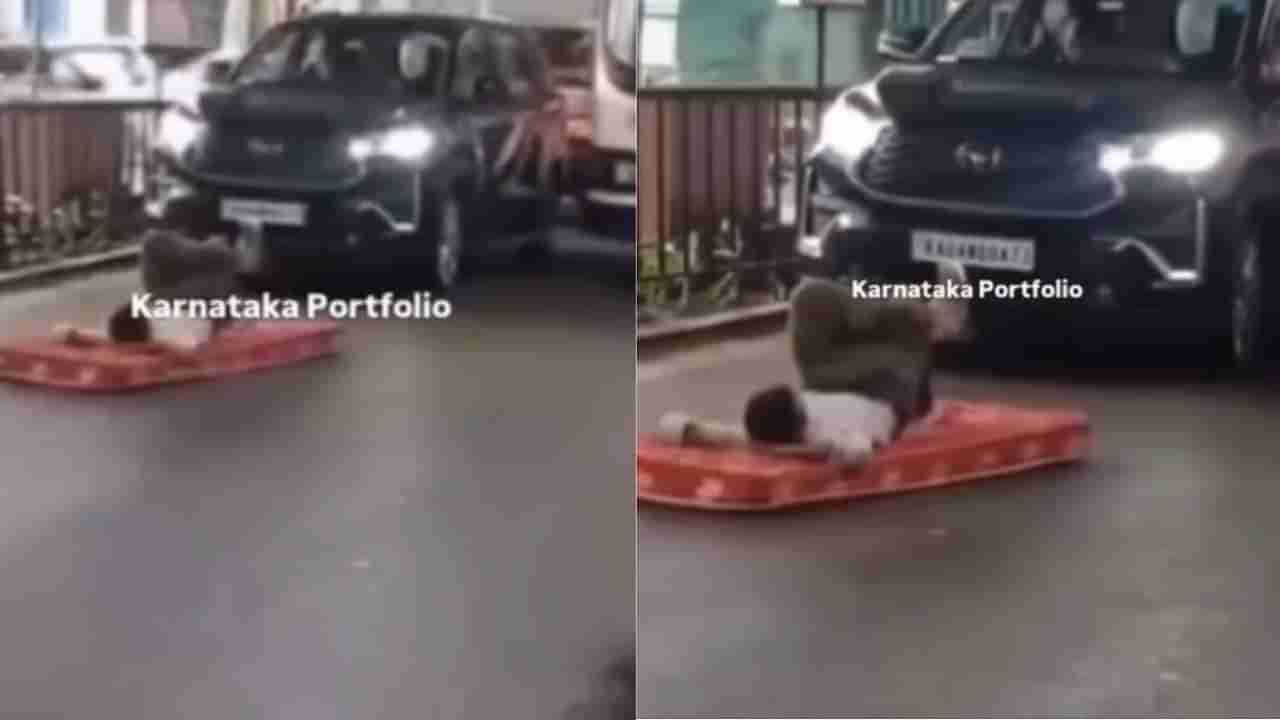 Video: ಬೆಂಗಳೂರಿನ ವಾಹನ ದಟ್ಟಣೆ ನಡುವೆ ನಡು ರಸ್ತೆಯಲ್ಲಿ ಹಾಸಿಗೆ ಹಾಕಿ ಮಲಗಿದ ವ್ಯಕ್ತಿ