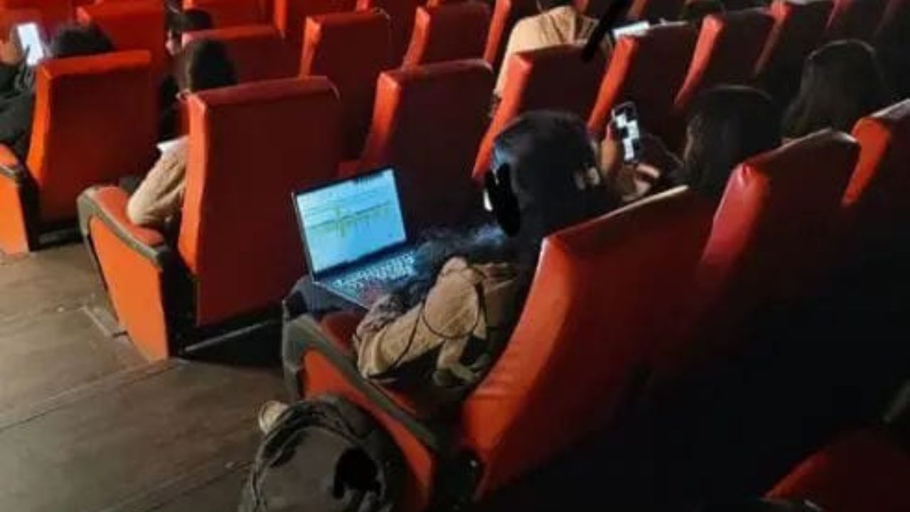 Viral: ಮೂವಿ ನೋಡೋಕ್ ಥಿಯೇಟರ್‌ಗೆ ಬಂದ್ರು ಬೆಂಗಳೂರು ಮಹಿಳೆಯ ಬೆನ್ನು ಬಿಟ್ಟಿಲ್ಲ ವರ್ಕ್ ಟೆನ್ಶನ್