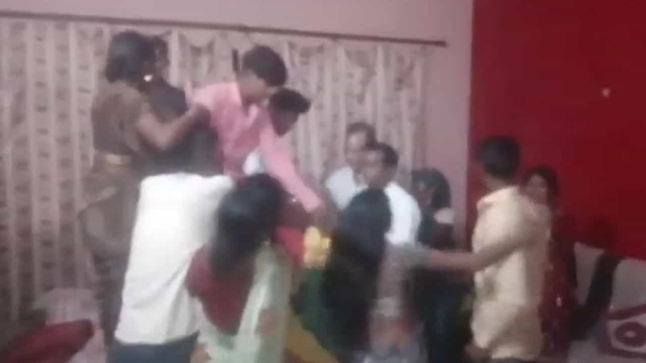 Viral: ಸಮೋಸ ತರಲು ನಿರಾಕರಿಸಿದ ಪತಿ, ಕೋಪದಲ್ಲಿ ಥಳಿಸಿ ಹಲ್ಲೆಗೆ ಯತ್ನಿಸಿದ ಪತ್ನಿ