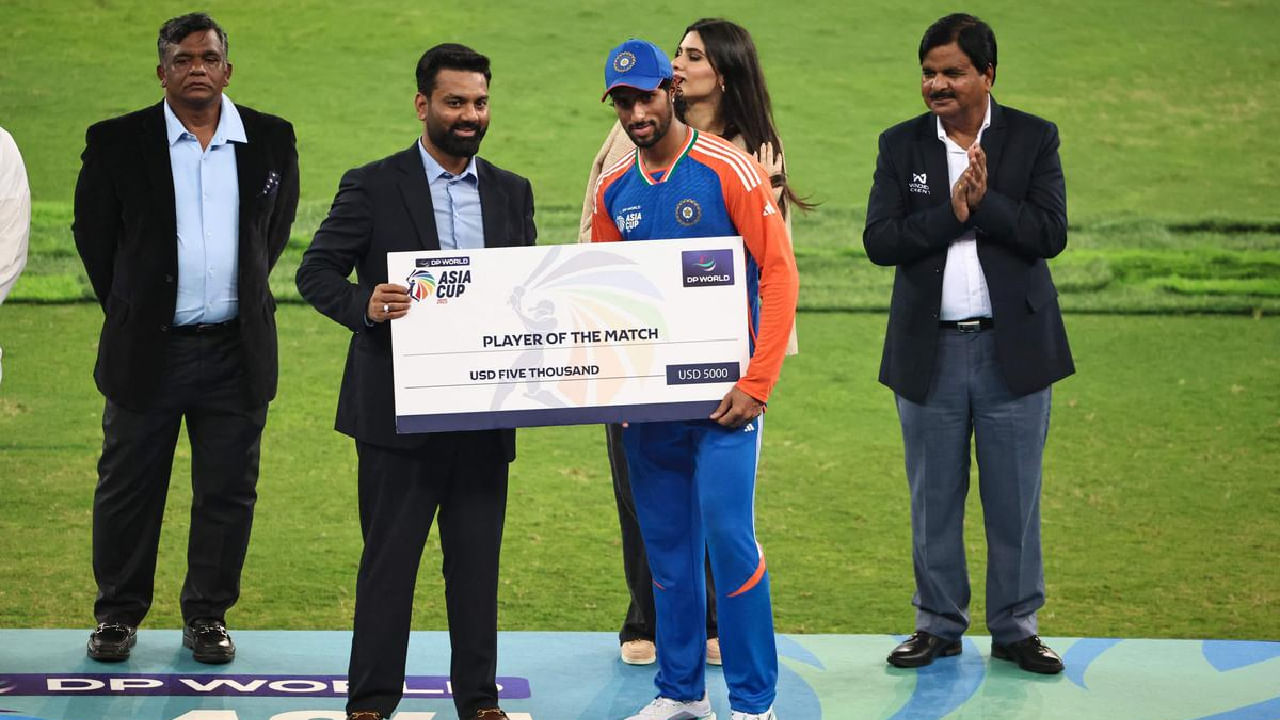 ಇನ್ನು ಫೈನಲ್ ಪಂದ್ಯದಲ್ಲಿ ಭರ್ಜರಿ ಬ್ಯಾಟಿಂಗ್ ಪ್ರದರ್ಶಿಸಿದ ತಿಲಕ್ ವರ್ಮಾ ಪಂದ್ಯ ಶ್ರೇಷ್ಠ ಪ್ರಶಸ್ತಿಯೊಂದಿಗೆ 4.43 ಲಕ್ಷ ರೂ. ಬಹುಮಾನ ಮೊತ್ತ ಪಡೆದಿದ್ದಾರೆ. ಇದರ ಜೊತೆಗೆ ಸೂಪರ್ ಸಿಕ್ಸ್ ಆಫ್ ದಿ ಮ್ಯಾಚ್ ಪ್ರಶಸ್ತಿಯಾಗಿ ತಿಲಕ್ ವರ್ಮಾಗೆ 2.66 ಲಕ್ಷ ರೂ. ಸಿಕ್ಕಿದೆ.