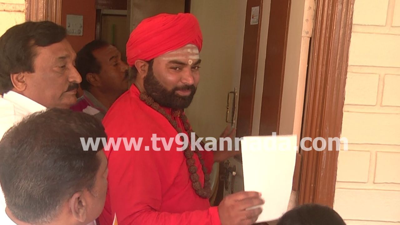 ಲಿಂಗಾಯತರ ಮಧ್ಯೆ ಜಾತಿ ಜಟಾಪಟಿ ತಂದ ಜಾತಿ ಗಣತಿ: ಪಂಚಮಸಾಲಿಗಳ ಮನೆಗೆ ಸ್ಟಿಕ್ಕರ್ ಅಭಿಯಾನ ಆರಂಭಿಸಿದ ವಚನಾನಂದ ಶ್ರೀ