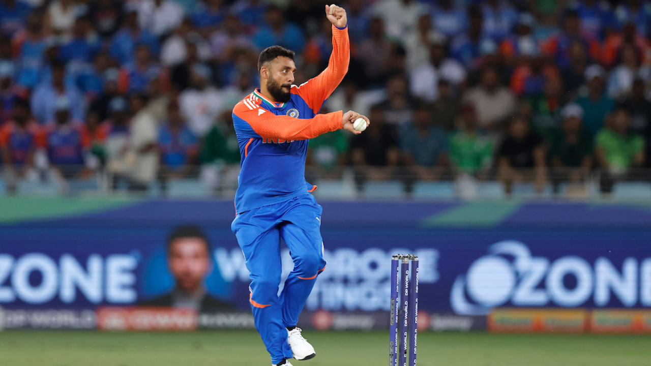 ಟಿ20 ಶ್ರೇಯಾಂಕದಲ್ಲಿ ಭಾರತ ತಂಡದ ಆಟಗಾರರು ಪಾರುಪತ್ಯ ಮುಂದುವರೆದಿದ್ದು, ಅಭಿಷೇಕ್ ಶರ್ಮಾ ನಂ. 1 ಸ್ಥಾನದಲ್ಲಿದ್ದರೆ, ತಿಲಕ್ ವರ್ಮಾ 3ನೇ ಸ್ಥಾನಕ್ಕೆ ಏರಿದ್ದಾರೆ. ಬೌಲಿಂಗ್‌ನಲ್ಲಿ ವರುಣ್ ಚಕ್ರವರ್ತಿ ನಂ. 1 ಸ್ಥಾನದಲ್ಲಿದ್ದಾರೆ. ಆಲ್‌ರೌಂಡರ್‌ಗಳಲ್ಲಿ ಹಾರ್ದಿಕ್ ಪಾಂಡ್ಯ ನಂ. 1 ಸ್ಥಾನವನ್ನು ಕಾಯ್ದುಕೊಂಡಿದ್ದಾರೆ.
