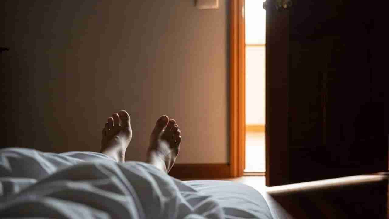 Vastu Shastra: ಪಾದಗಳನ್ನು ಬಾಗಿಲಿನ ಕಡೆಗೆ ಇಟ್ಟುಕೊಂಡು ಮಲಗಬಾರದು ಎಂದು ಹೇಳುವುದೇಕೆ?