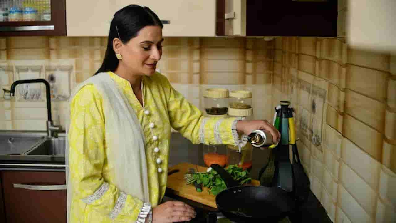 Vasthu Shastra: ಅಡುಗೆ ಮಾಡುವಾಗ ರುಚಿ ನೋಡುವ ಅಭ್ಯಾಸ ನಿಮಗಿದ್ಯಾ? ಹಾಗಿದ್ರೆ ಈ ಸಮಸ್ಯೆ ತಪ್ಪಿದ್ದಲ್ಲ