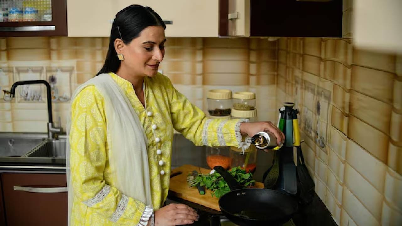 Vasthu Shastra: ಅಡುಗೆ ಮಾಡುವಾಗ ರುಚಿ ನೋಡುವ ಅಭ್ಯಾಸ ನಿಮಗಿದ್ಯಾ? ಹಾಗಿದ್ರೆ ಈ ಸಮಸ್ಯೆ ತಪ್ಪಿದ್ದಲ್ಲ