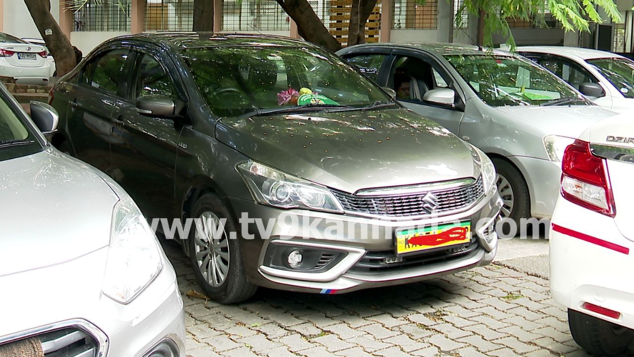 ವಾಹನದ ನಂಬರ್ ಪ್ಲೇಟ್ನಲ್ಲಿ ಹೆಸರು, ಲಾಂಛನ ಹಾಕಿಸಿದ್ದೀರಾ? ಈಗಲೇ ತೆಗೆಸಿಬಿಡಿ, ಇಲ್ಲಾಂದ್ರೆ ಬೀಳುತ್ತೆ ಭಾರಿ ದಂಡ ವಾಹನದ ನಂಬರ್ ಪ್ಲೇಟ್ನಲ್ಲಿ ಹೆಸರು, ಲಾಂಛನ ಹಾಕಿಸಿದ್ದೀರಾ? ಈಗಲೇ ತೆಗೆಸಿಬಿಡಿ, ಇಲ್ಲಾಂದ್ರೆ ಬೀಳುತ್ತೆ ಭಾರಿ ದಂಡ