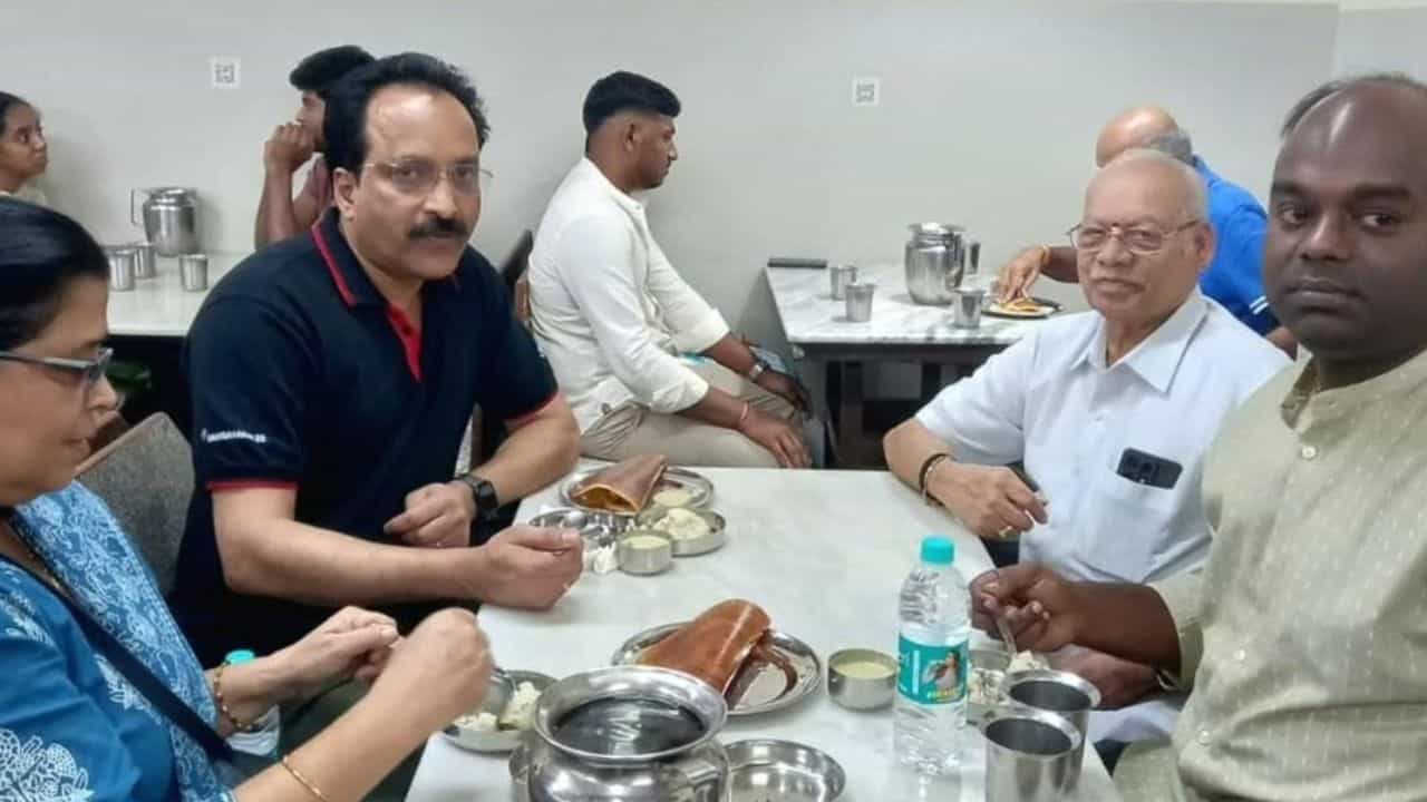 Viral: ಬೆಂಗಳೂರಿನ ವಿದ್ಯಾರ್ಥಿ ಭವನಕ್ಕೆ ಭೇಟಿ ನೀಡಿ ಖಾದ್ಯ ಸವಿದ ಇಸ್ರೋದ ಮಾಜಿ ಅಧ್ಯಕ್ಷ ಡಾ. ಎಸ್. ಸೋಮನಾಥ್, ವೈರಲ್ ಆಯ್ತು ಫೋಟೋಸ್
