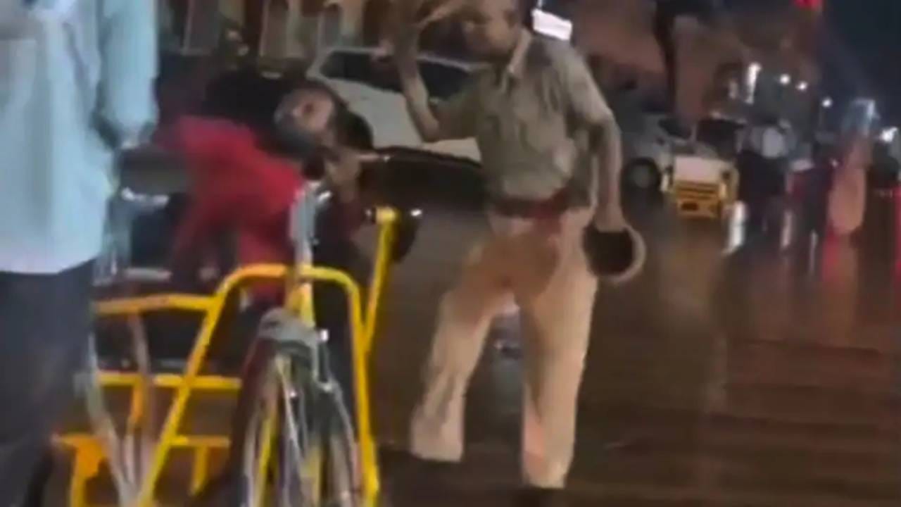 Video: ವ್ಹೀಲ್​ಚೇರ್​ ಮೇಲೆ ಕುಳಿತ ದಿವ್ಯಾಂಗನ ಮೇಲೆ ದರ್ಪ ತೋರಿದ ಜನ, ಲಾಠಿಯಿಂದ ಹಲ್ಲೆ