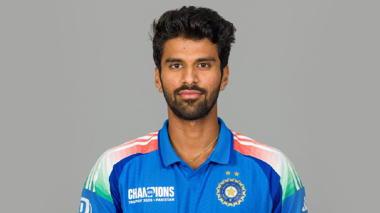 ವಾಷಿಂಗ್ಟನ್ ಸುಂದರ್: ಚಾಂಪಿಯನ್ಸ್ ಟ್ರೋಫಿ ಟೂರ್ನಿಯಲ್ಲಿ ಟೀಮ್ ಇಂಡಿಯಾದ ಭಾಗವಾಗಿದ್ದ ಸ್ಪಿನ್ ಆಲ್​ರೌಂಡರ್ ವಾಷಿಂಗ್ಟನ್ ಸುಂದರ್​ಗೂ ಈ ಬಾರಿಯ ಏಷ್ಯಾಕಪ್ ತಂಡದಲ್ಲಿ ಸ್ಥಾನ ಲಭಿಸಿಲ್ಲ. ಬದಲಾಗಿ ಮೀಸಲು ಆಟಗಾರರ ಪಟ್ಟಿಯಲ್ಲಿ ಸುಂದರ್ ಅವರನ್ನು ಇರಿಸಲಾಗಿದೆ.