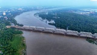 ಬೆಂಗಳೂರು: ಧಾರಾಕಾರ ಮಳೆಗೆ ಕೆರೆಯಂತಾದ ರಸ್ತೆ, ಸವಾರರು ಪರದಾಟ