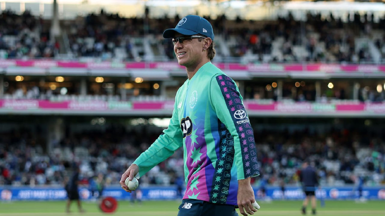 ಆದರೆ ಆ್ಯಡಂ ಝಂಪಾ ಇಂಗ್ಲೆಂಡ್​ಗೆ ಪ್ರಯಾಣಿಸುವ ಮುನ್ನವೇ ಓವಲ್ ಇನ್ವಿನ್ಸಿಬಲ್ಸ್ ತಂಡ ಫೈನಲ್​ಗೆ ಪ್ರವೇಶಿಸಿದೆ. ಅದರಂತೆ ಫೈನಲ್​ ಪಂದ್ಯಕ್ಕಾಗಿ ಝಂಪಾ ಆಸ್ಟ್ರೇಲಿಯಾದಿಂದ ಲಂಡನ್​ಗೆ ಪ್ರಯಾಣಿಸಿದ್ದಾರೆ. ಆಸ್ಟ್ರೇಲಿಯಾದಿಂದ ಲಂಡನ್​ ದೂರ 17 ಸಾವಿರ ಕಿಲೋ ಮೀಟರ್.