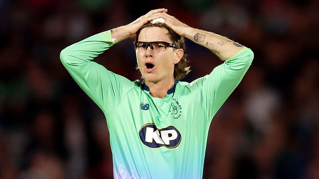 ಅದರಂತೆ ಫೈನಲ್ ಪಂದ್ಯದಲ್ಲಿ ಕಣಕ್ಕಿಳಿದ ಆ್ಯಡಂ ಝಂಪಾ 20 ಎಸೆತಗಳನ್ನು ಎಸೆದು 21 ರನ್ ನೀಡಿ 1 ವಿಕೆಟ್ ಕಬಳಿಸಿದ್ದಾರೆ. ಈ ಗೆಲುವಿನೊಂದಿಗೆ ಝಂಪಾ ಇದೀಗ ಆಸ್ಟ್ರೇಲಿಯತ್ತ ಮುಖ ಮಾಡಿದ್ದಾರೆ. ಅಂದರೆ 20 ಎಸೆತಗಳನ್ನು ಎಸೆಯಲು ಆ್ಯಡಂ ಝಂಪಾ ಪ್ರಯಾಣಿಸಿರುವುದು ಬರೋಬ್ಬರಿ 34 ಸಾವಿರ ಕಿಲೋ ಮೀಟರ್ ಎಂಬುದೇ ಅಚ್ಚರಿ.