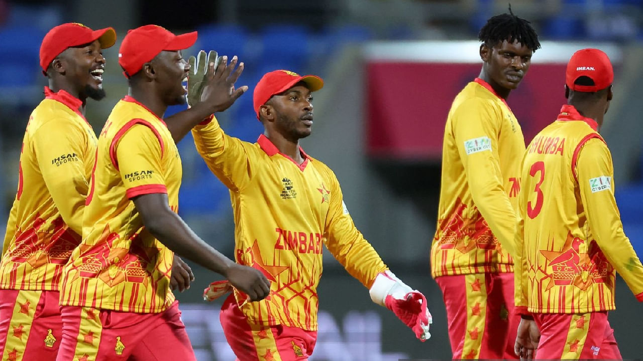 ಶ್ರೀಲಂಕಾ ವಿರುದ್ಧದ 2ನೇ ಟಿ20 ಪಂದ್ಯದಲ್ಲಿ ಝಿಂಬಾಬ್ವೆ ತಂಡವು ಅಮೋಘ ಗೆಲುವು ದಾಖಲಿಸಿದೆ. ಹರಾರೆಯ ಸ್ಪೋರ್ಟ್ಸ್​ ಕ್ಲಬ್ ಮೈದಾನದಲ್ಲಿ ನಡೆದ ಈ ಪಂದ್ಯದಲ್ಲಿ ಮೊದಲು ಬ್ಯಾಟ್ ಮಾಡಿದ ಶ್ರೀಲಂಕಾ ತಂಡವನ್ನು ಕೇವಲ 80 ರನ್​ಗಳಿಗೆ ಆಲೌಟ್ ಮಾಡುವಲ್ಲಿ ಆತಿಥೇಯರು ಯಶಸ್ವಿಯಾದರು.