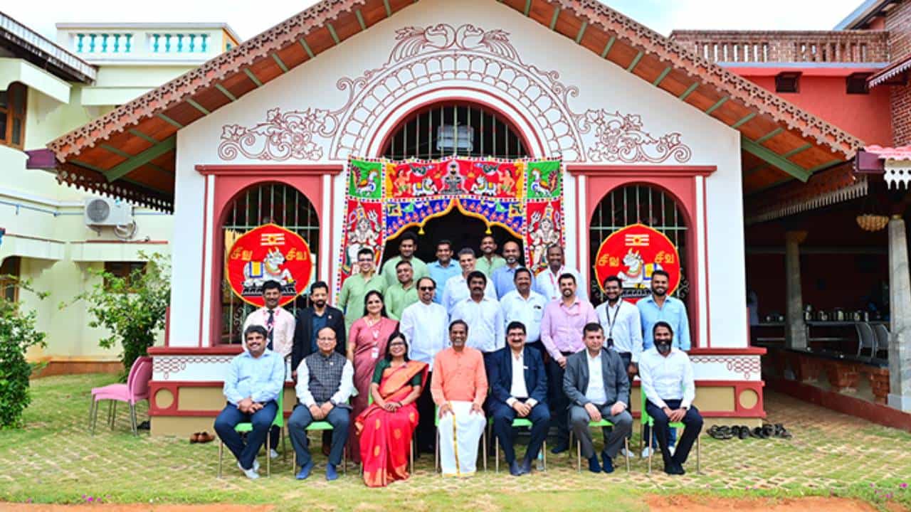 ಮೈಕ್ರೋಸಾಫ್ಟ್, ಗೂಗಲ್​ಗೆ ಸ್ಪರ್ಧೆಯೊಡ್ಡುವ ಭಾರತೀಯ ಸಂಸ್ಥೆ ಝೋಹೋ ಈಗ ಟ್ರೆಂಡಿಂಗ್​ನಲ್ಲಿ; ಹಳ್ಳಿಯಲ್ಲಿರುವ ಈ ಕಂಪನಿಯ ವಿಶೇಷತೆಗಳೇನು?