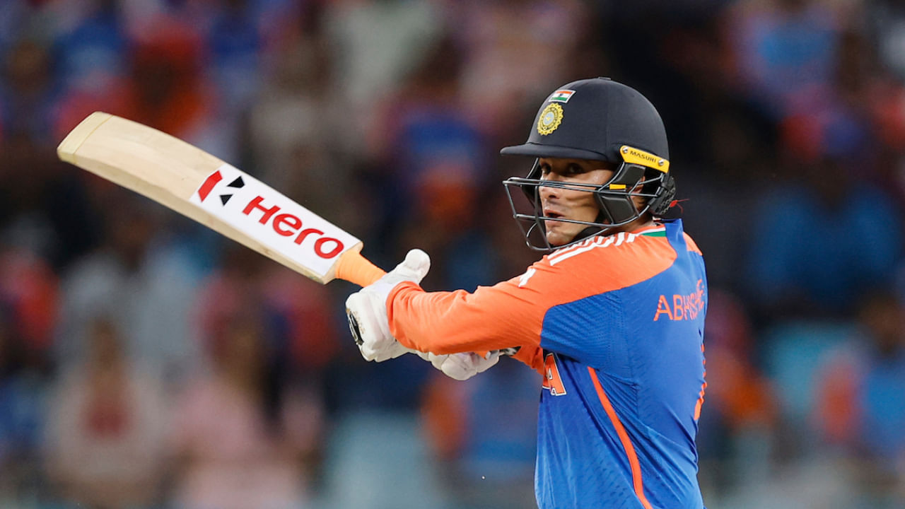 ಭಿಷೇಕ್ ಶರ್ಮಾ ಈಗಾಗಲೇ ಐಸಿಸಿ ಟಿ20 ಬ್ಯಾಟ್ಸ್‌ಮನ್‌ಗಳ ಶ್ರೇಯಾಂಕದಲ್ಲಿ ನಂ. 1 ಸ್ಥಾನದಲ್ಲಿದ್ದರು. ಈ ವಾರವೂ ಅಗ್ರಸ್ಥಾನದಲ್ಲಿ ಮುಂದುವರೆದಿರುವ ಅಭಿಷೇಕ್, ಐಸಿಸಿ ಶ್ರೇಯಾಂಕದ ರೇಟಿಂಗ್ ಪಾಯಿಂಟ್‌ಗಳಲ್ಲಿ ವಿಚಾರದಲ್ಲಿ ಅತ್ಯಧಿಕ ರೇಟಿಂಗ್ ಪಾಯಿಂಟ್ ಕಲೆಹಾಕುವ ಮೂಲಕ ವಿಶ್ವ ದಾಖಲೆಯನ್ನು ನಿರ್ಮಿಸಿದ್ದಾರೆ. ಭಾರತದ ವಿರಾಟ್ ಕೊಹ್ಲಿ ಮತ್ತು ಸೂರ್ಯಕುಮಾರ್ ಯಾದವ್​ಗೂ ಸಾಧಿಸಲು ಸಾಧ್ಯವಾಗದುದ್ದನ್ನು ಸಾಧಿಸುವ ಮೂಲಕ ಅಭಿಷೇಕ್ ಶರ್ಮಾ ವಿಶ್ವದ ಗಮನ ಸೆಳೆದಿದ್ದಾರೆ.