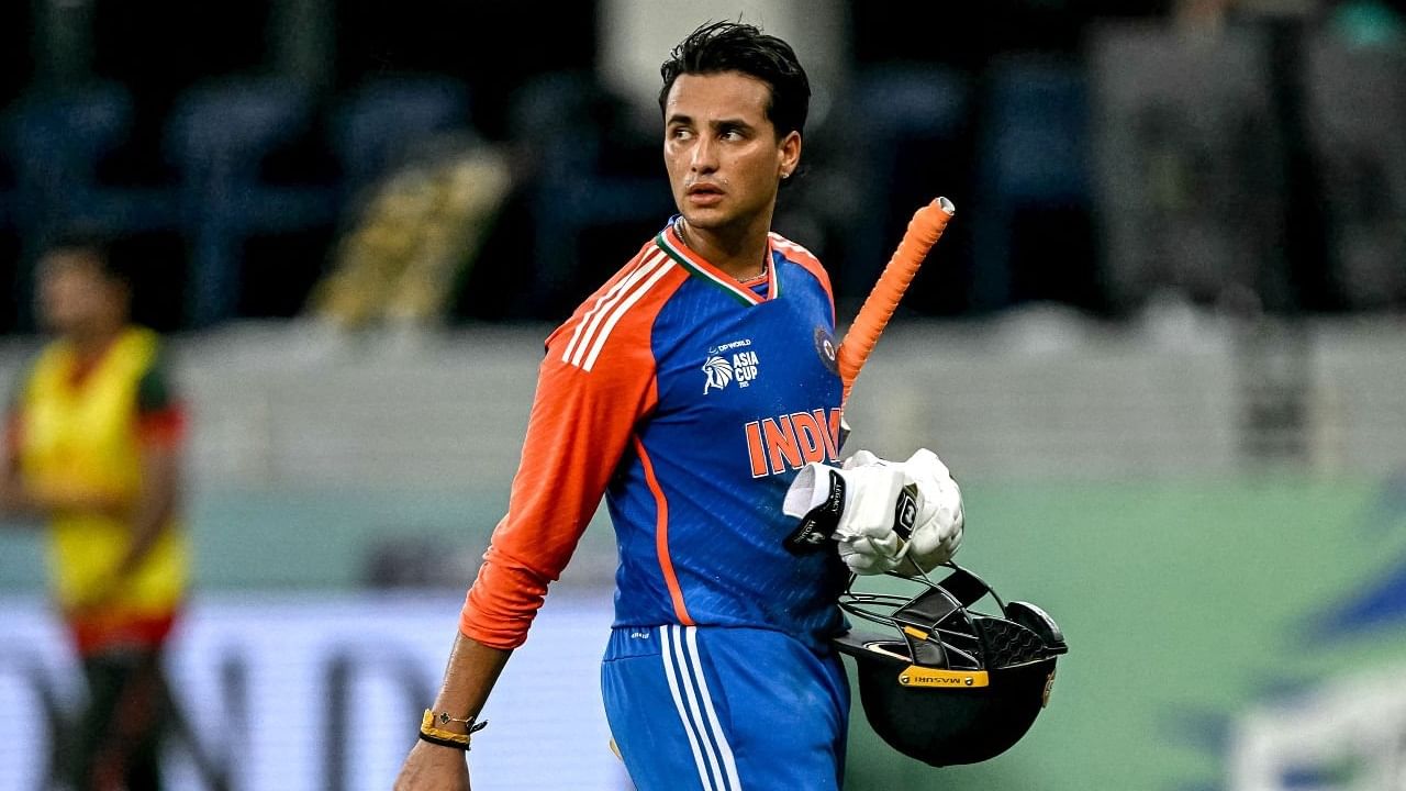 ಡಾನ್ ಬ್ರಾಡ್ಮನ್ ಹೆಸರಿನಲ್ಲಿರುವ 961 ರೇಟಿಂಗ್ನ ವಿಶ್ವ ದಾಖಲೆ ಮುರಿಯಲು ಅಭಿಷೇಕ್ ಶರ್ಮಾಗೆ ಬೇಕಿರುವುದು ಕೇವಲ 31 ರೇಟಿಂಗ್ ಮಾತ್ರ. ಅಂದರೆ ಮುಂಬರುವ ಸರಣಿಗಳಲ್ಲೂ ಟೀಮ್ ಇಂಡಿಯಾದ ಯುವ ದಾಂಡಿಗ ಭರ್ಜರಿ ಪ್ರದರ್ಶನ ನೀಡಿದರೆ, ಐಸಿಸಿ ರ್ಯಾಂಕಿಂಗ್ ಇತಿಹಾಸದಲ್ಲೇ ಅತ್ಯಧಿಕ ರೇಟಿಂಗ್ ಪಡೆದ ಬ್ಯಾಟರ್ ಎನಿಸಿಕೊಳ್ಳಬಹುದು.