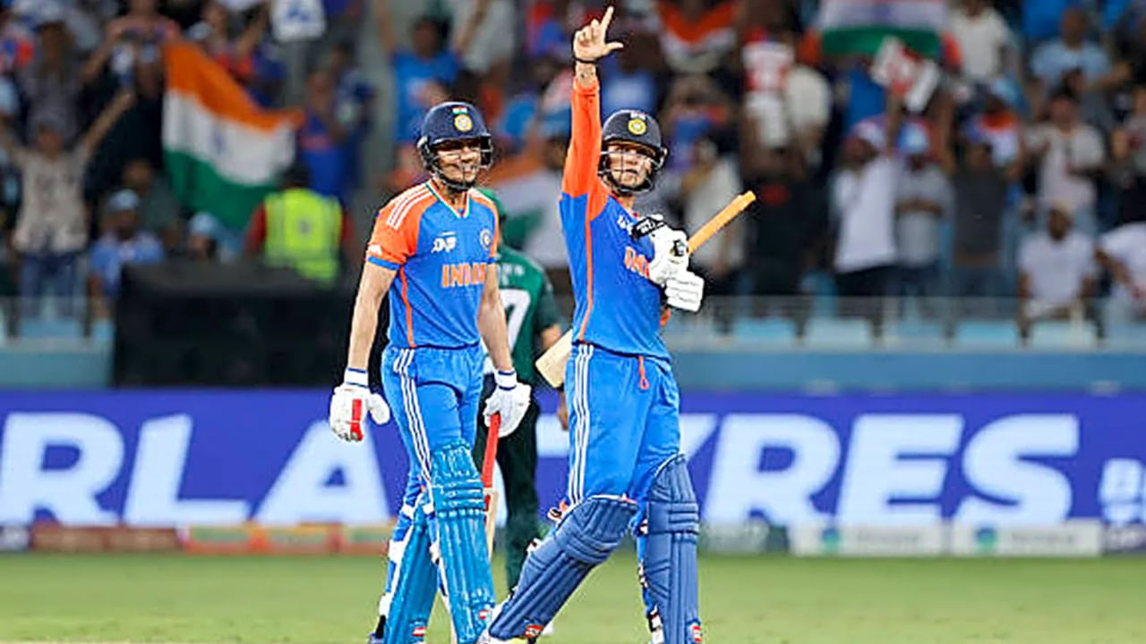 ಪ್ರಶಸ್ತಿ ಗೆದ್ದ ಬಳಿಕ ಸಂತಸ ಹಂಚಿಕೊಂಡಿರುವ ಅಭಿಷೇಕ್ ಶರ್ಮಾ, ‘ಐಸಿಸಿ ಪ್ರಶಸ್ತಿ ಗೆದ್ದಿರುವುದು ತುಂಬಾ ಖುಷಿ ಕೊಡುತ್ತಿದೆ. ಕೆಲವು ನಿರ್ಣಾಯಕ ಪಂದ್ಯಗಳಲ್ಲಿ ಗೆಲ್ಲಲು ಸಹಾಯ ಮಾಡಿದ್ದಕ್ಕಾಗಿ ನನಗೆ ಅದನ್ನು ಸ್ವೀಕರಿಸಲು ಸಂತೋಷವಾಗಿದೆ. ಅತ್ಯಂತ ಸವಾಲಿನ ಸಂದರ್ಭಗಳಲ್ಲಿಯೂ ಗೆಲ್ಲಬಲ್ಲ ತಂಡದ ಭಾಗವಾಗಿರುವುದಕ್ಕೆ ನನಗೆ ಹೆಮ್ಮೆ ಇದೆ. ತಂಡದ ವ್ಯವಸ್ಥಾಪಕರ ಮಾರ್ಗದರ್ಶನಕ್ಕಾಗಿ ಮತ್ತು ನನ್ನ ಎಲ್ಲಾ ತಂಡದ ಸದಸ್ಯರು ನೀಡಿದ ಬೆಂಬಲಕ್ಕಾಗಿ ನಾನು ಧನ್ಯವಾದಗಳನ್ನು ಅರ್ಪಿಸುತ್ತೇನೆ. ಈ ಪ್ರಶಸ್ತಿಗೆ ನನ್ನನ್ನು ಆಯ್ಕೆ ಮಾಡಿದ ಸಮಿತಿಗೂ ನಾನು ಕೃತಜ್ಞನಾಗಿದ್ದೇನೆ ಎಂದಿದ್ದಾರೆ.