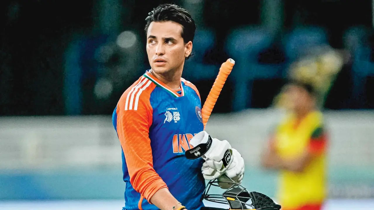 ಹೀಗಾಗಿ ಏಷ್ಯಾಕಪ್​ನಲ್ಲಿ ಗೆದ್ದಂತಹ ಕಾರನ್ನು ಪಡೆಯಲು ಅಭಿಷೇಕ್ ಶರ್ಮಾ ಇನ್ನೊಂದಷ್ಟು ದಿನಗಳವರೆಗೆ ಕಾಯಲೇಬೇಕು. ಸದ್ಯ ವಿಶ್ರಾಂತಿಯಲ್ಲಿರುವ ಯುವ ಎಡಗೈ ದಾಂಡಿಗ ಅಕ್ಟೋಬರ್​ನಲ್ಲಿ ನಡೆಯಲಿರುವ ಆಸ್ಟ್ರೇಲಿಯಾ ವಿರುದ್ಧದ ಟಿ20 ಸರಣಿ ವೇಳೆ ಮತ್ತೆ ಟೀಮ್ ಇಂಡಿಯಾವನ್ನು ಕೂಡಿಕೊಳ್ಳಲಿದ್ದಾರೆ. ಇದು ಅಭಿಷೇಕ್ ಶರ್ಮಾ ಅವರ ಮೊದಲ ಆಸೀಸ್ ಪ್ರವಾಸವಾಗಿದ್ದು, ಈ ಸರಣಿಯಲ್ಲಿ ಅವರ ಪ್ರದರ್ಶನ ಹೇಗಿರಲಿದೆ ಎಂಬುದನ್ನು ಕಾದು ನೋಡಬೇಕಿದೆ.